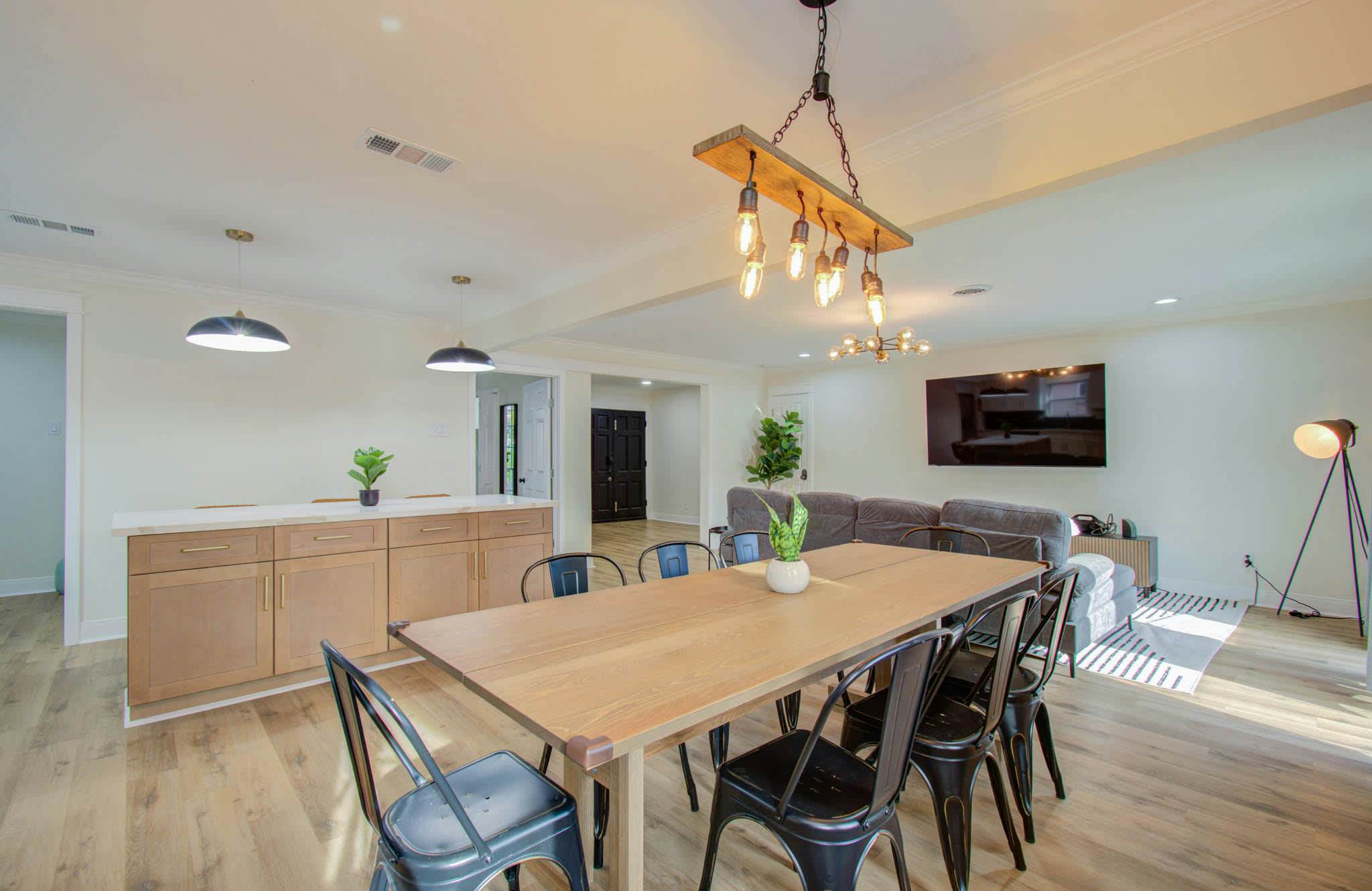 4-BD Central Location w Pool, Patio, Firepit