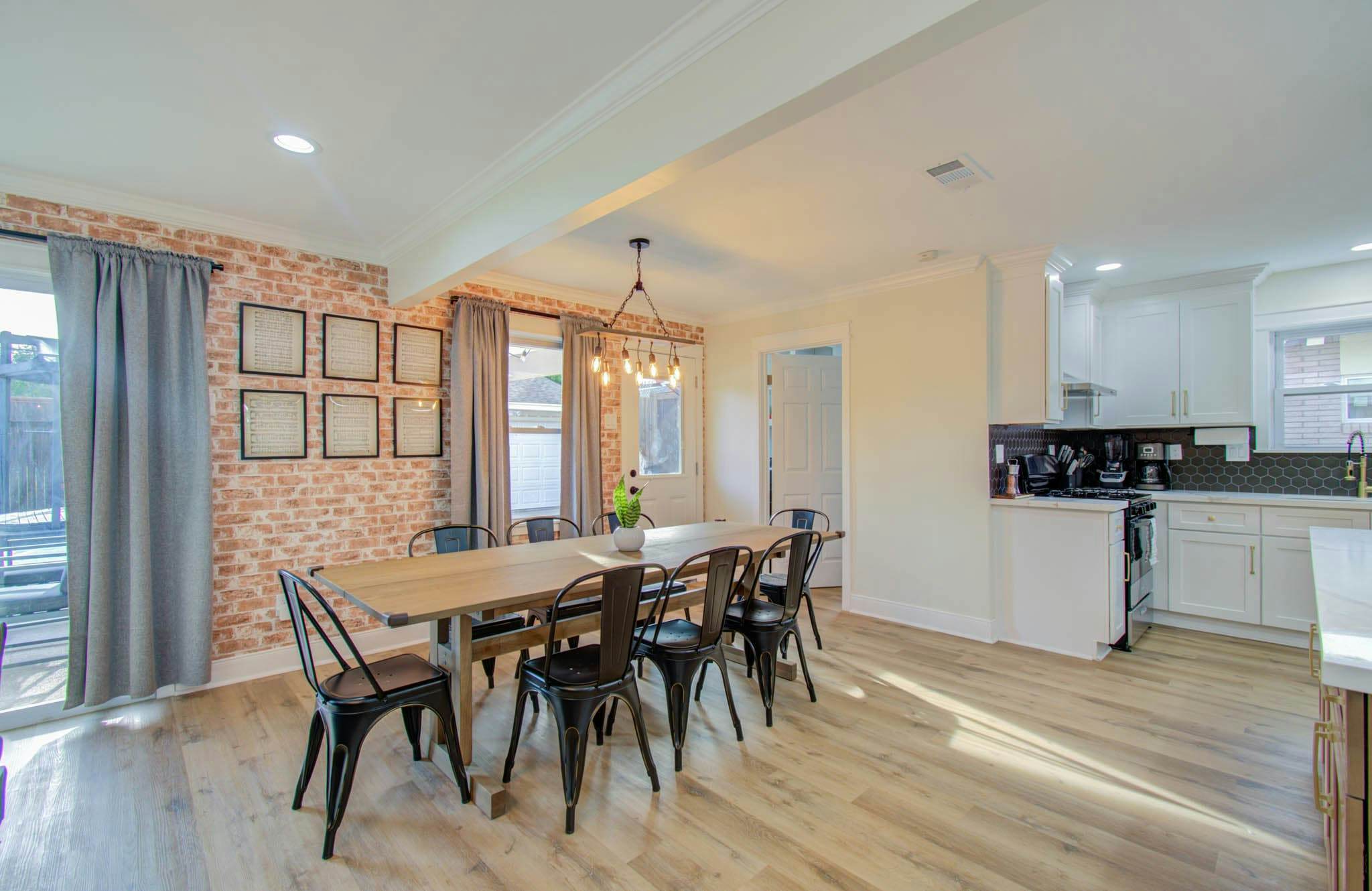 4-BD Central Location w Pool, Patio, Firepit