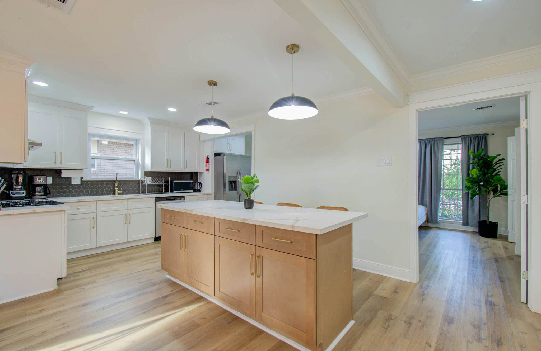 4-BD Central Location w Pool, Patio, Firepit