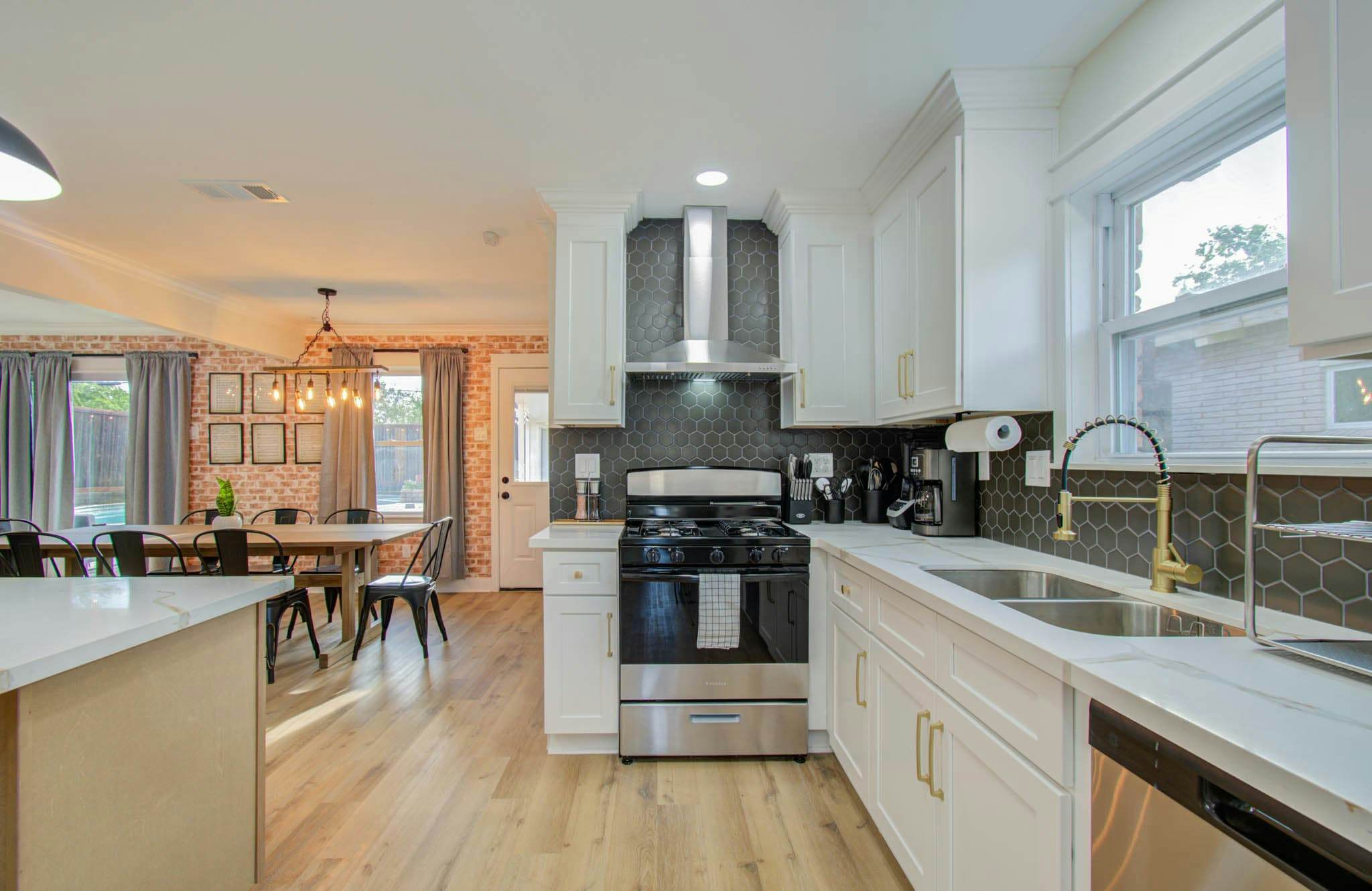 4-BD Central Location w Pool, Patio, Firepit