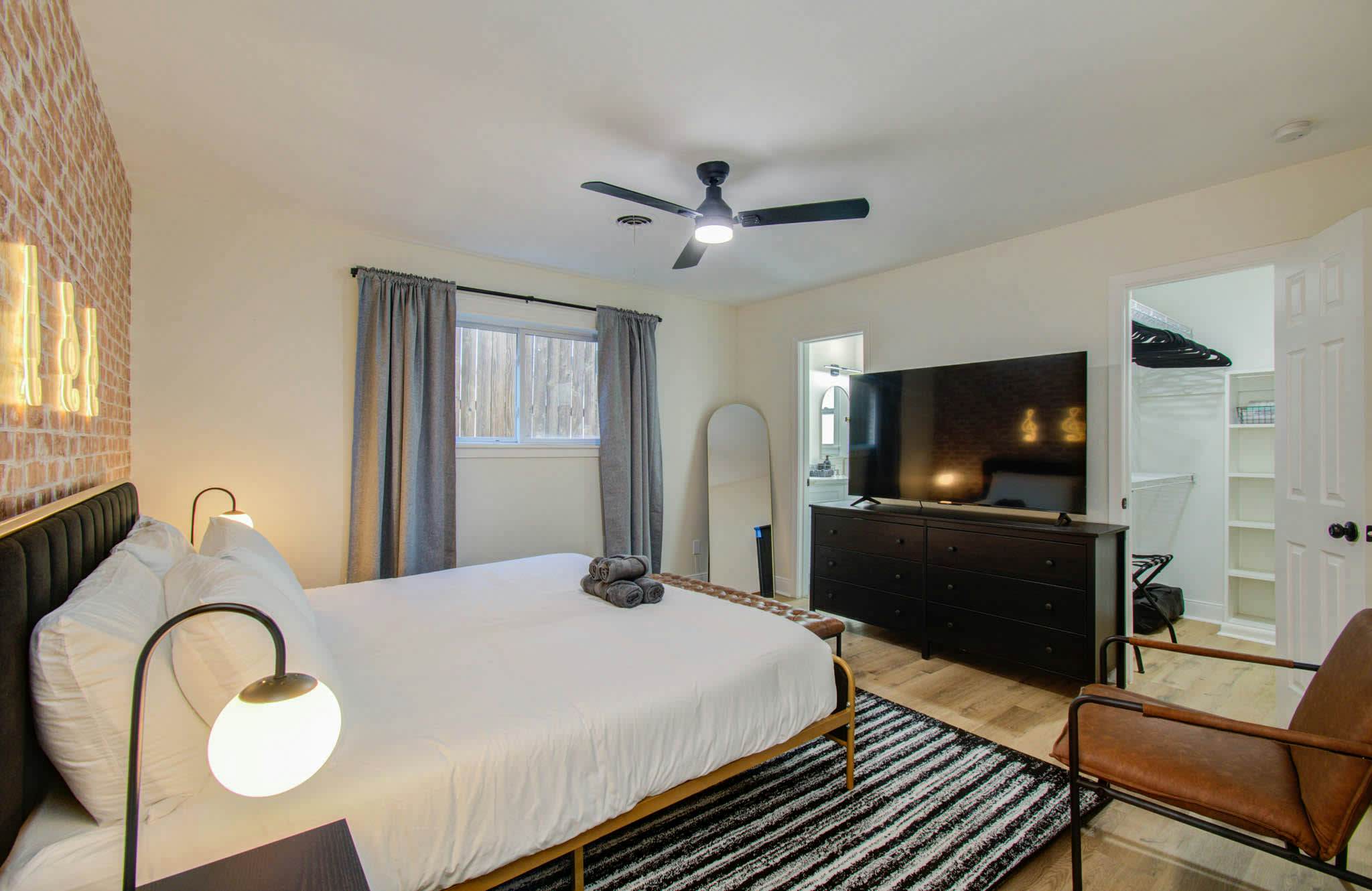 4-BD Central Location w Pool, Patio, Firepit