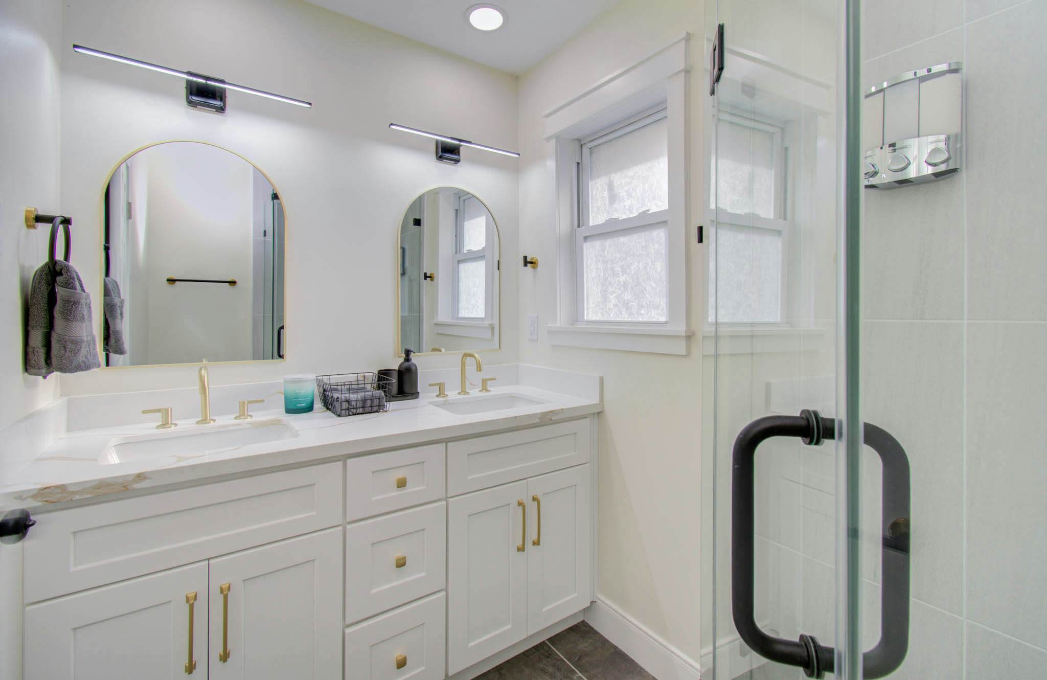 4-BD Central Location w Pool, Patio, Firepit