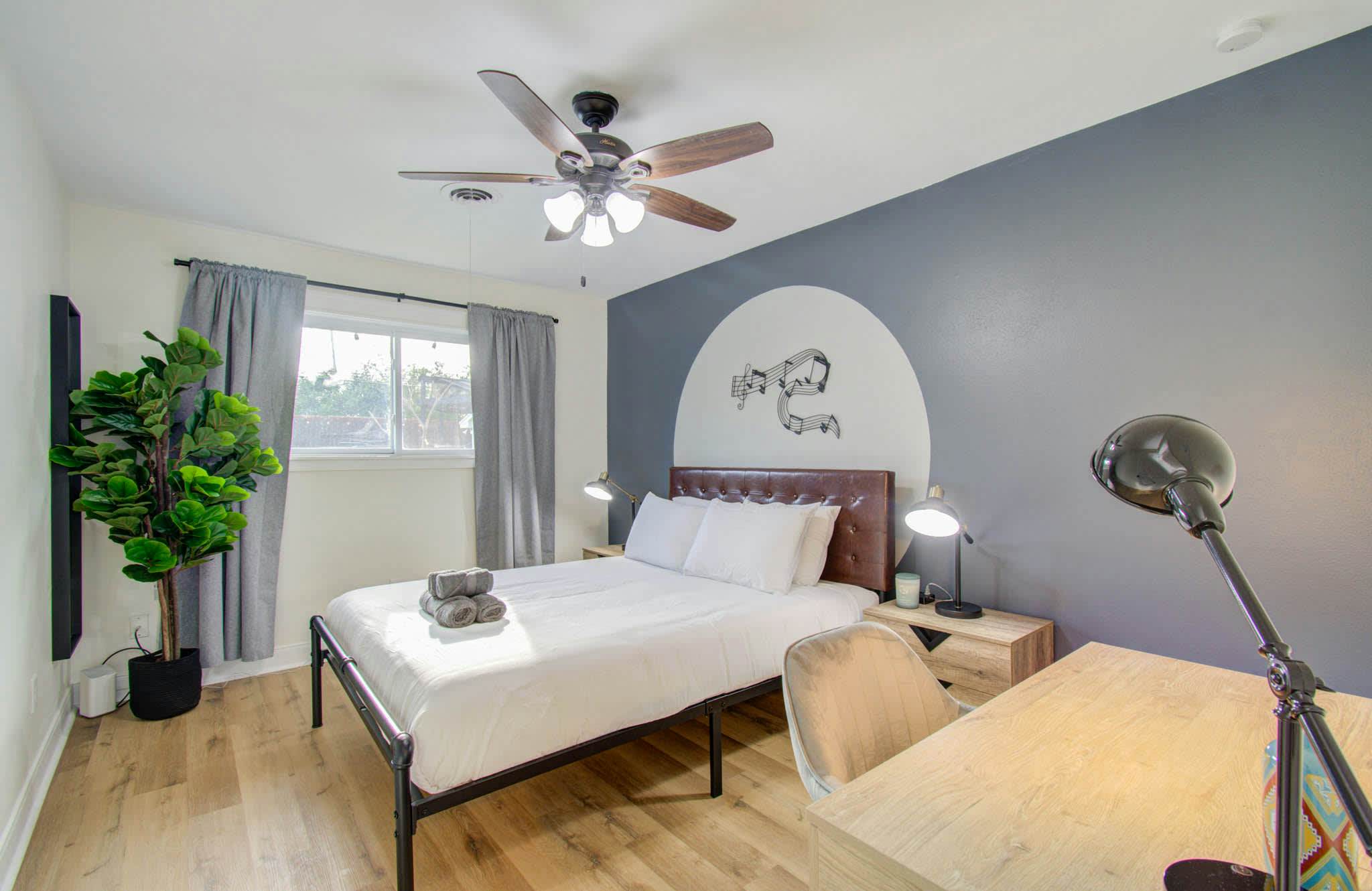 4-BD Central Location w Pool, Patio, Firepit