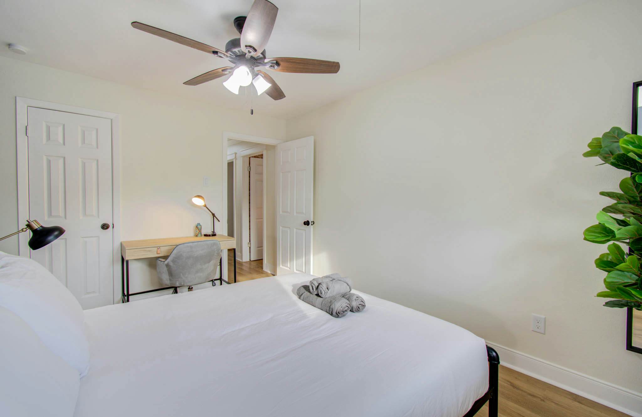 4-BD Central Location w Pool, Patio, Firepit