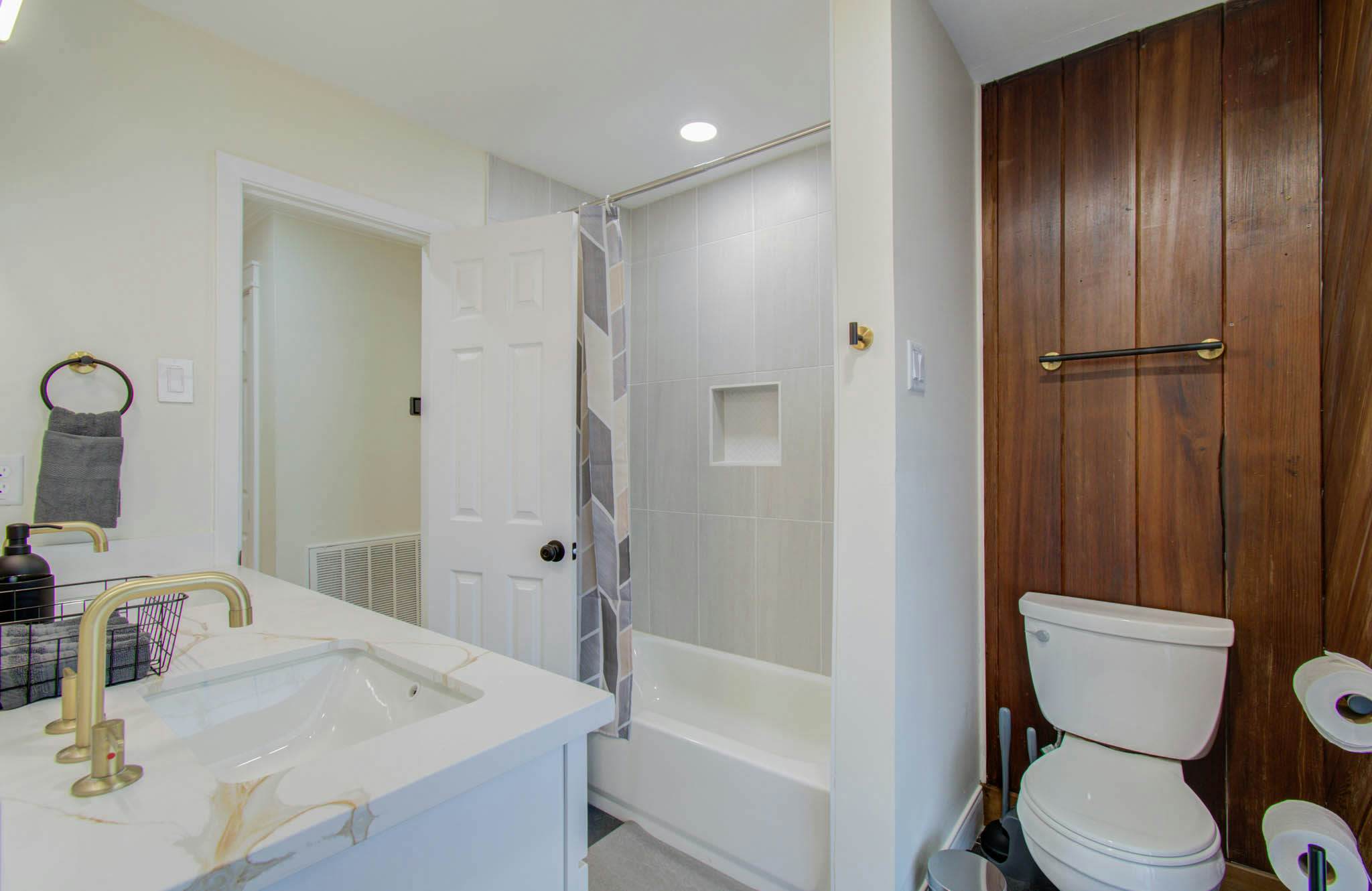 4-BD Central Location w Pool, Patio, Firepit