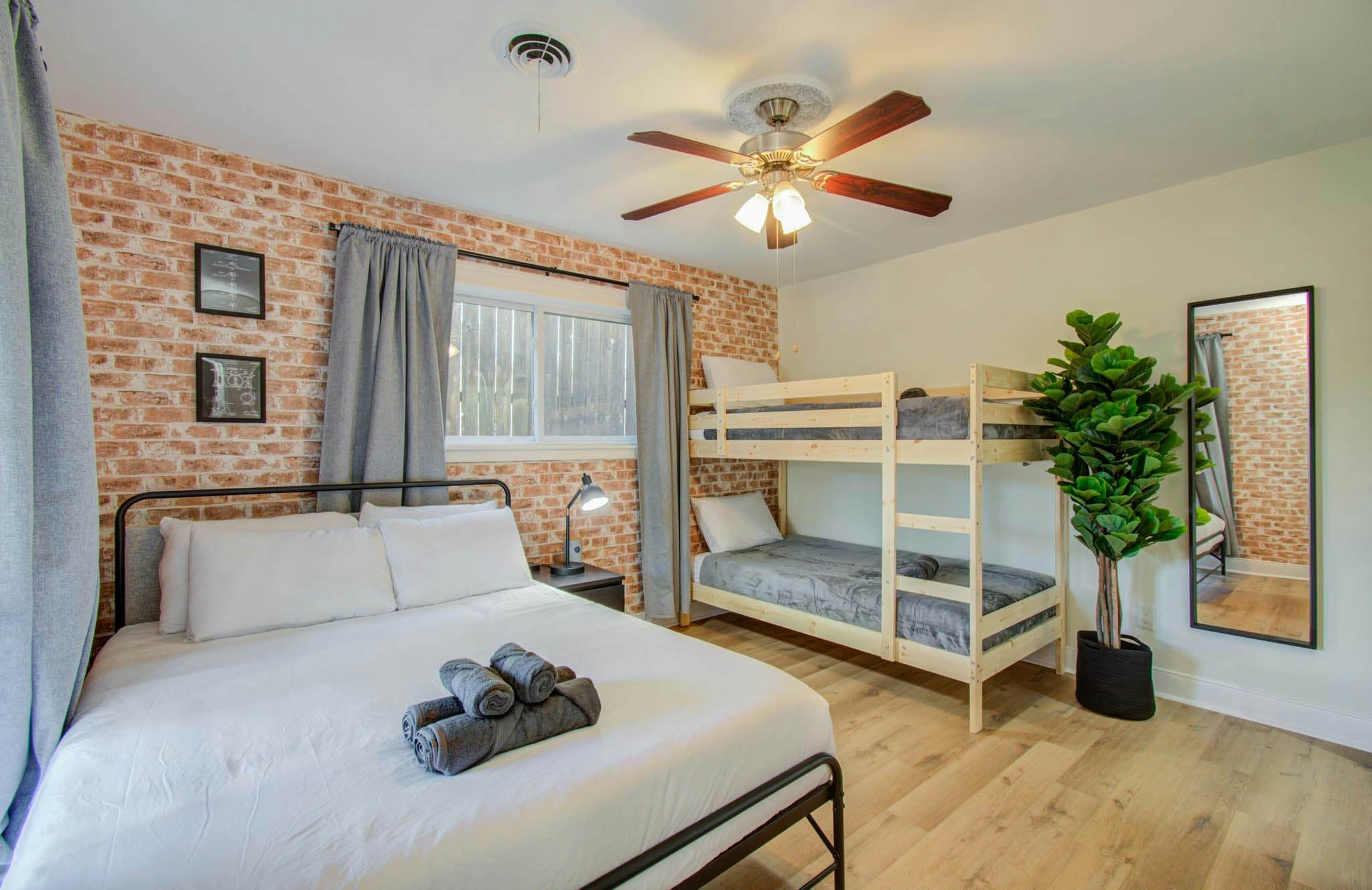 4-BD Central Location w Pool, Patio, Firepit