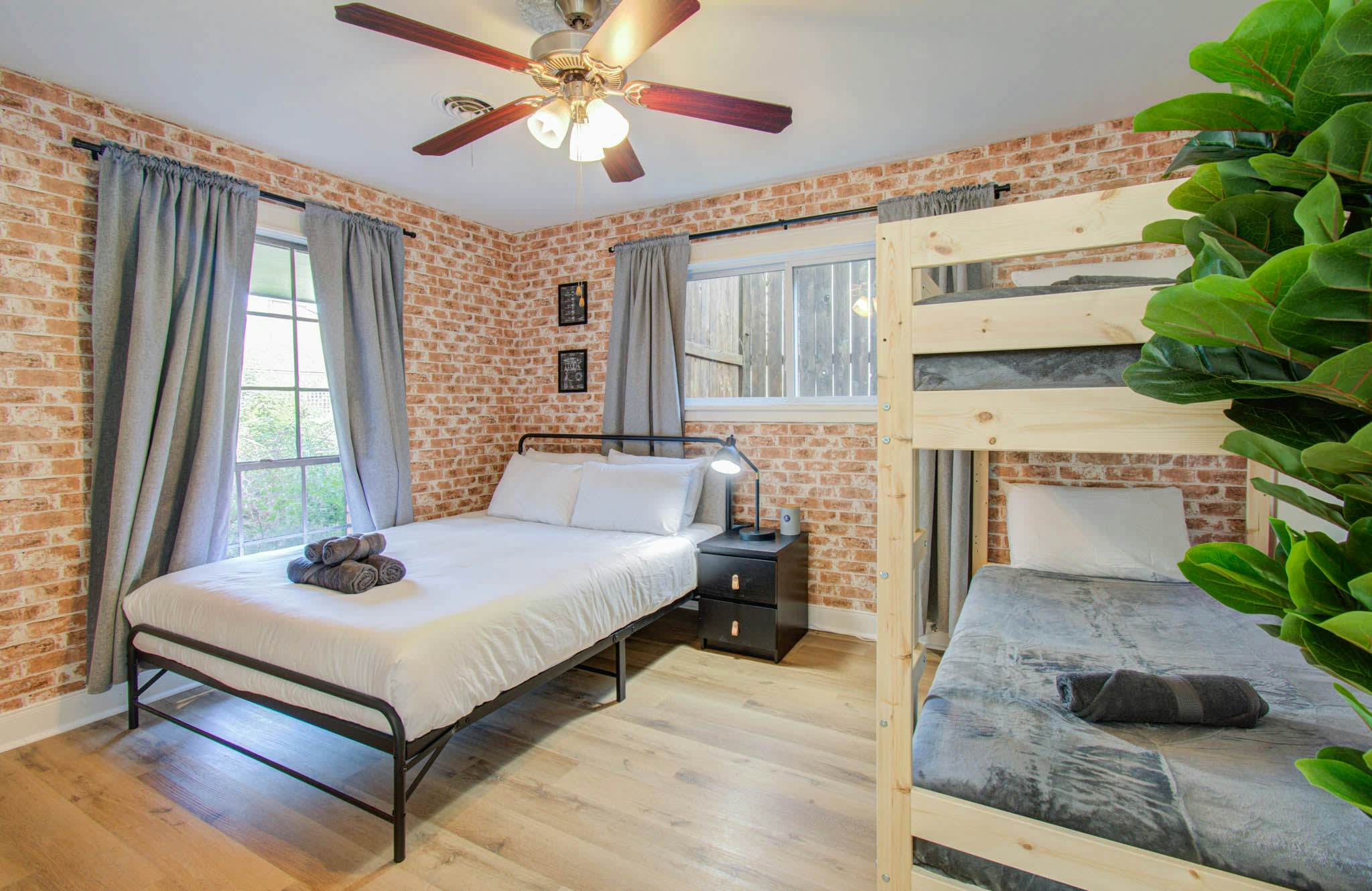 4-BD Central Location w Pool, Patio, Firepit