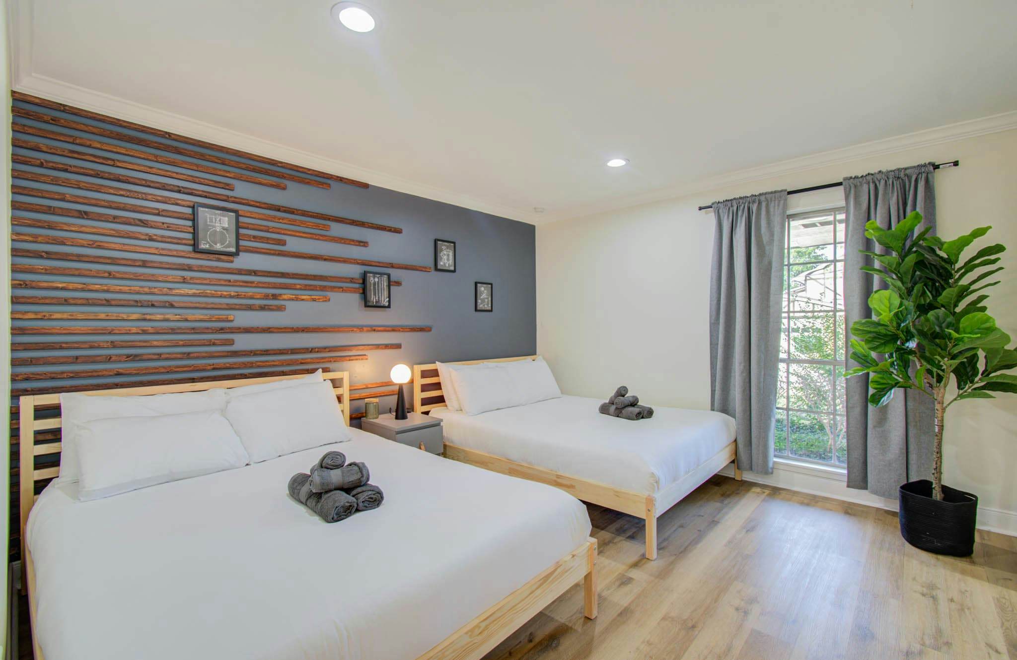 4-BD Central Location w Pool, Patio, Firepit