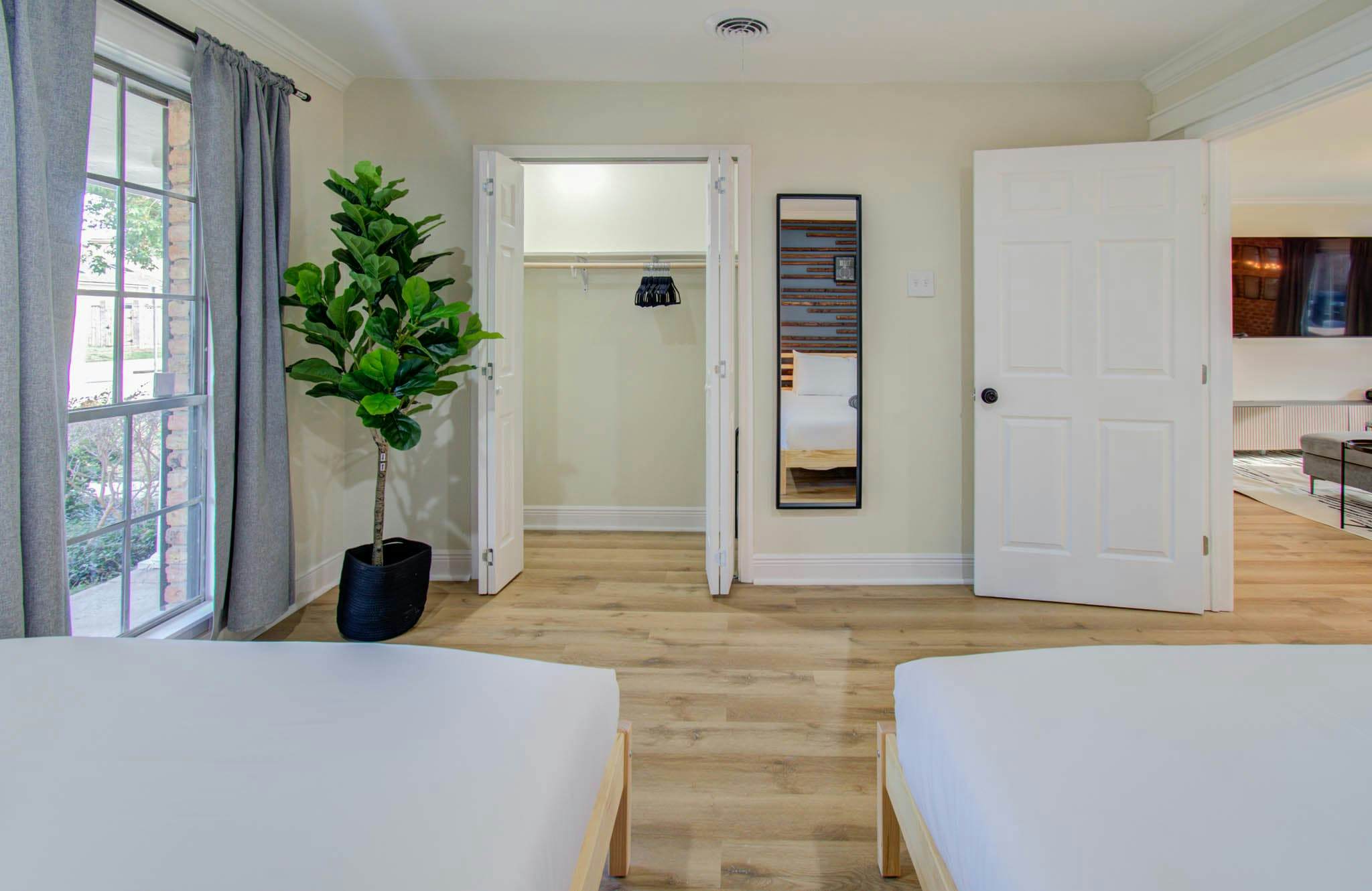 4-BD Central Location w Pool, Patio, Firepit