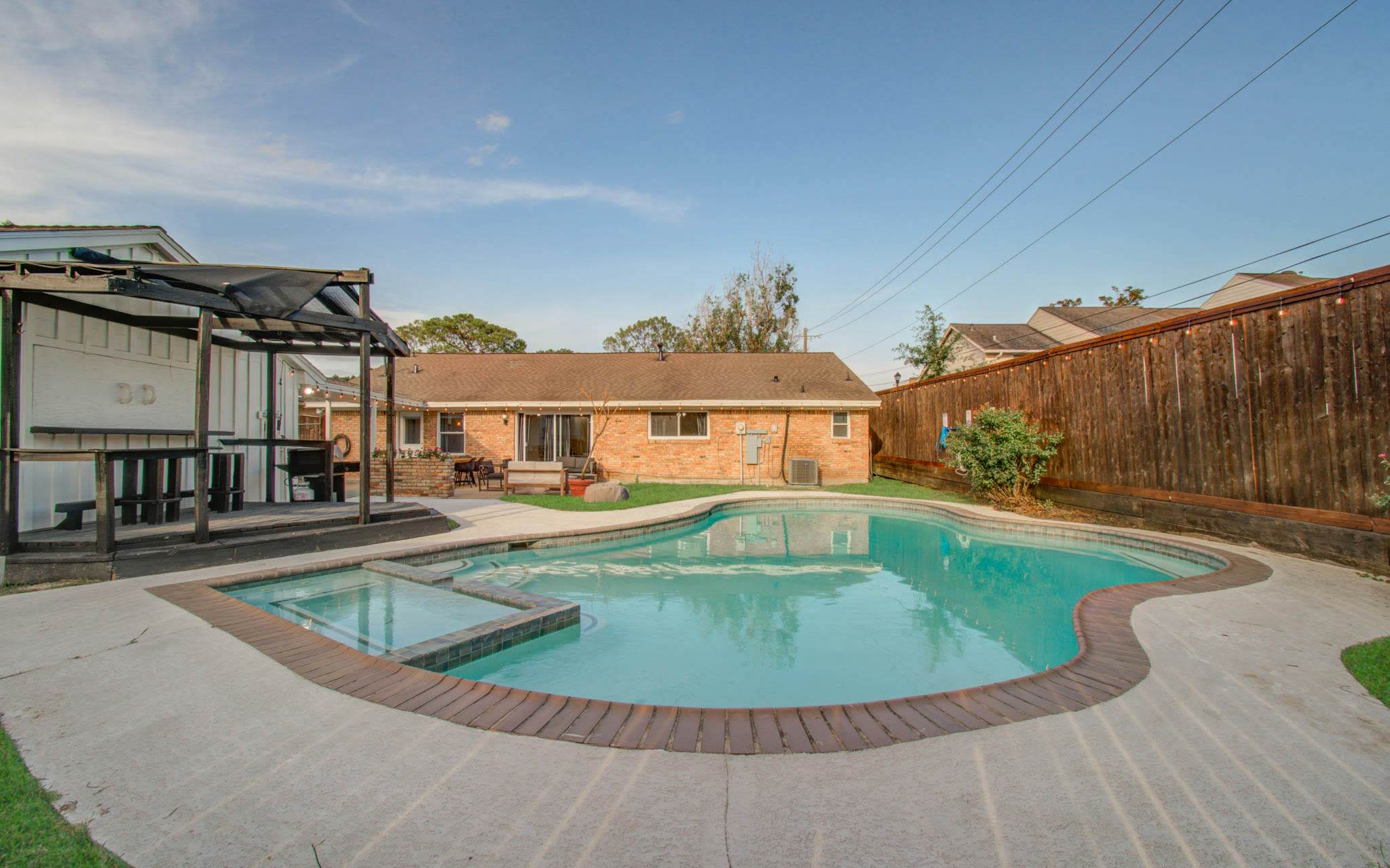 4-BD Central Location w Pool, Patio, Firepit