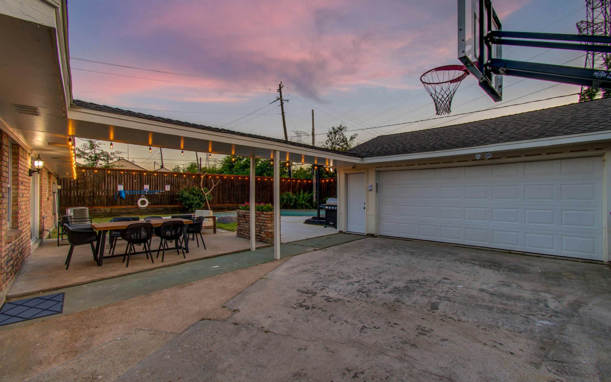 4-BD Central Location w Pool, Patio, Firepit