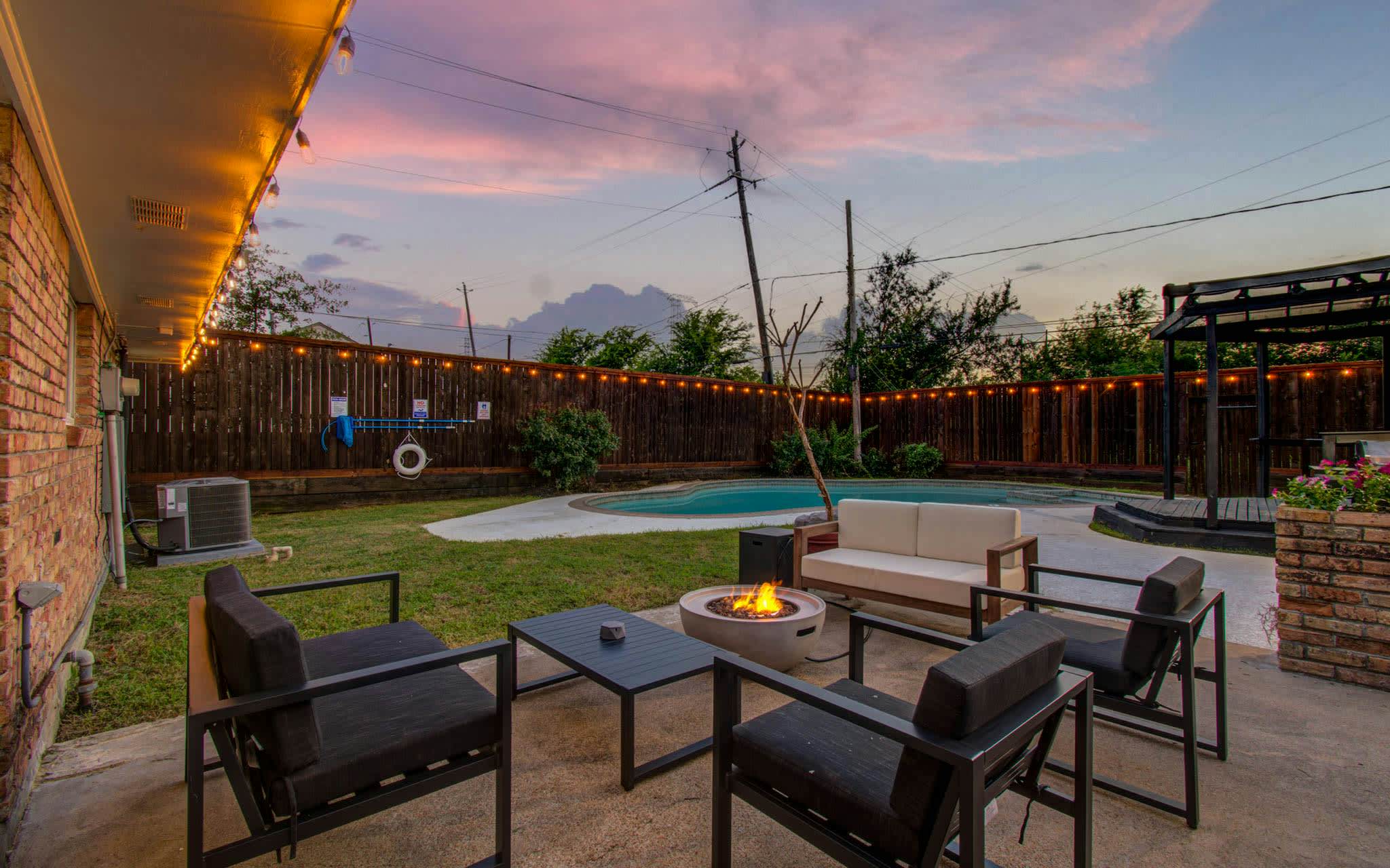 4-BD Central Location w Pool, Patio, Firepit