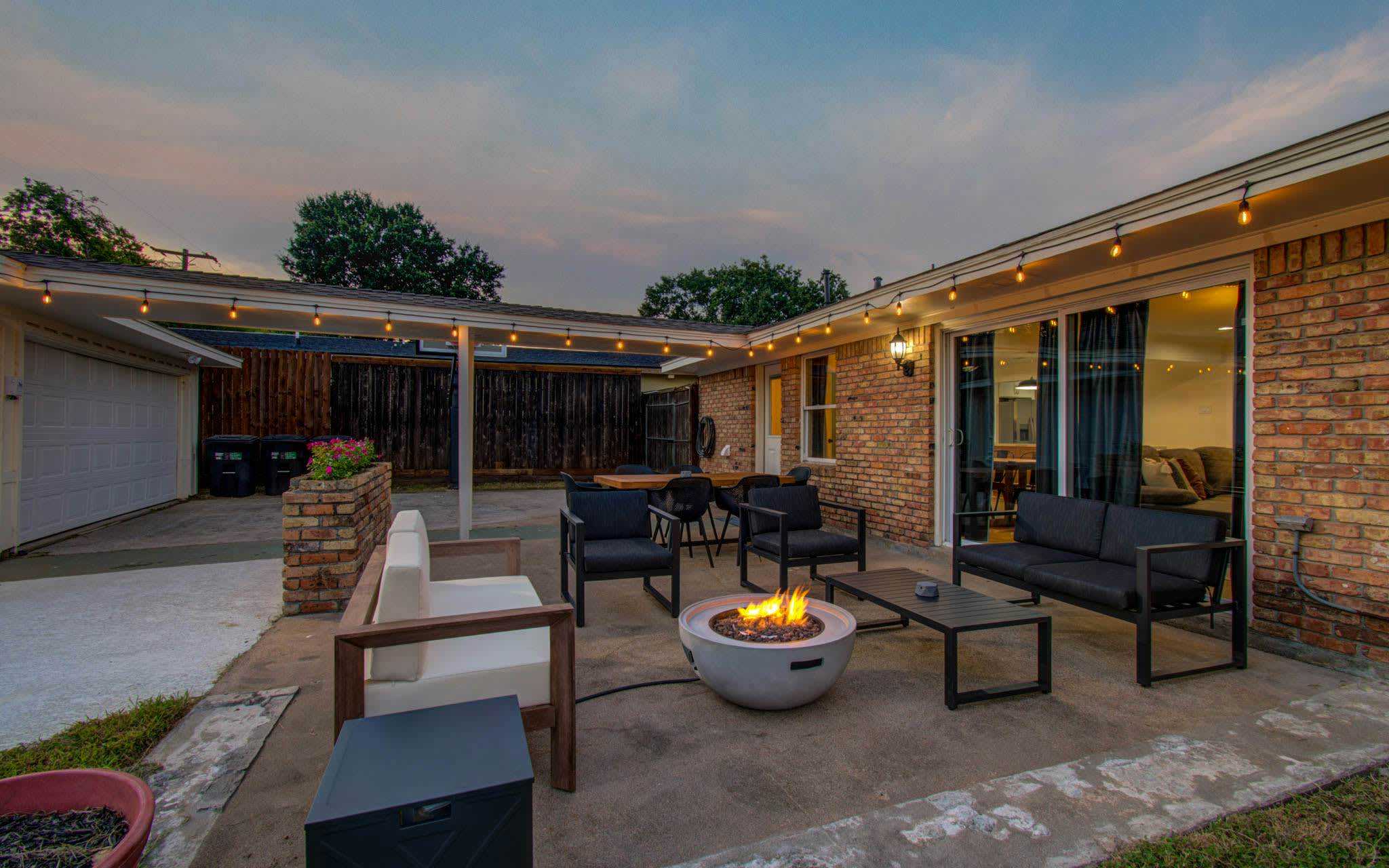 4-BD Central Location w Pool, Patio, Firepit