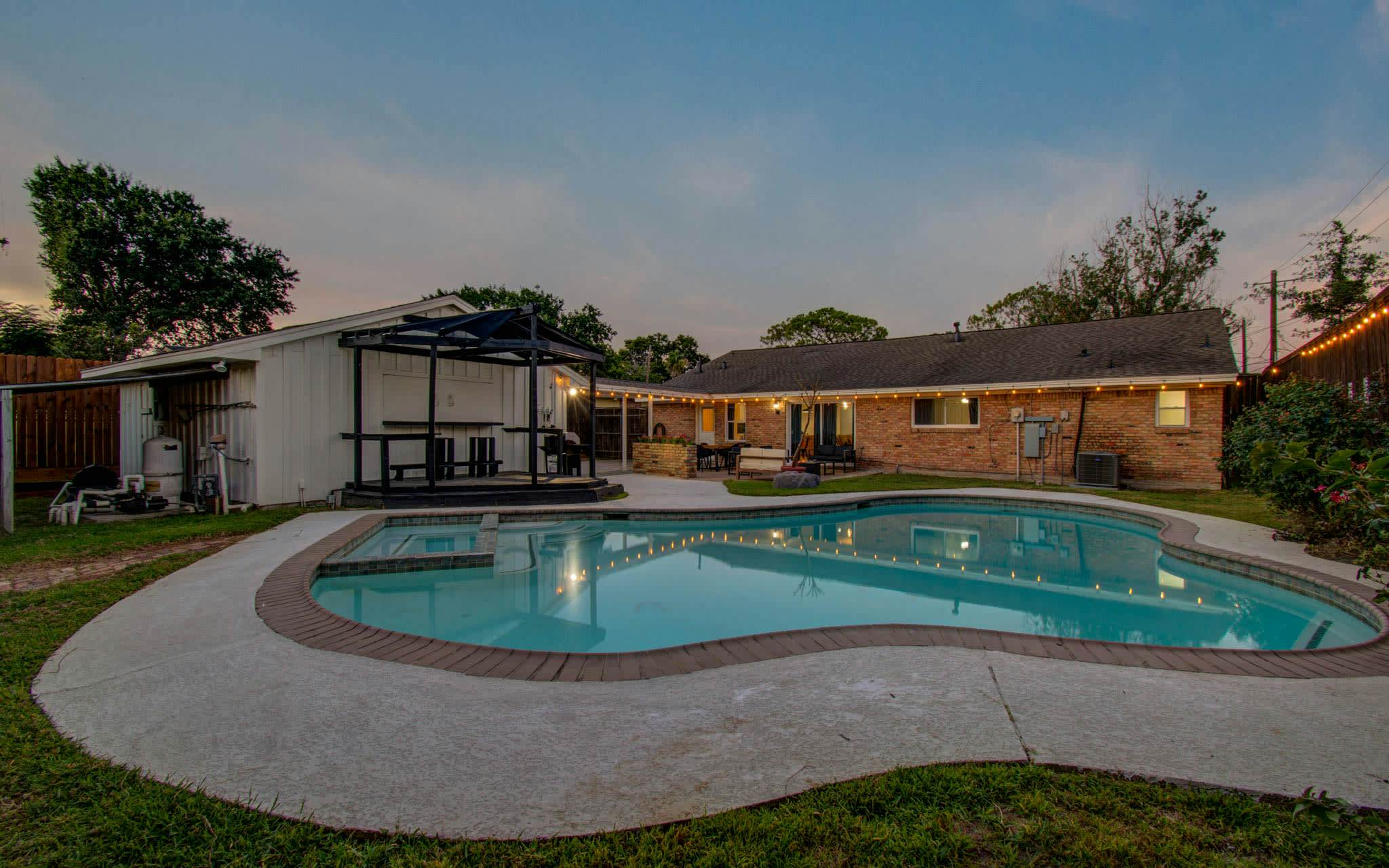 4-BD Central Location w Pool, Patio, Firepit