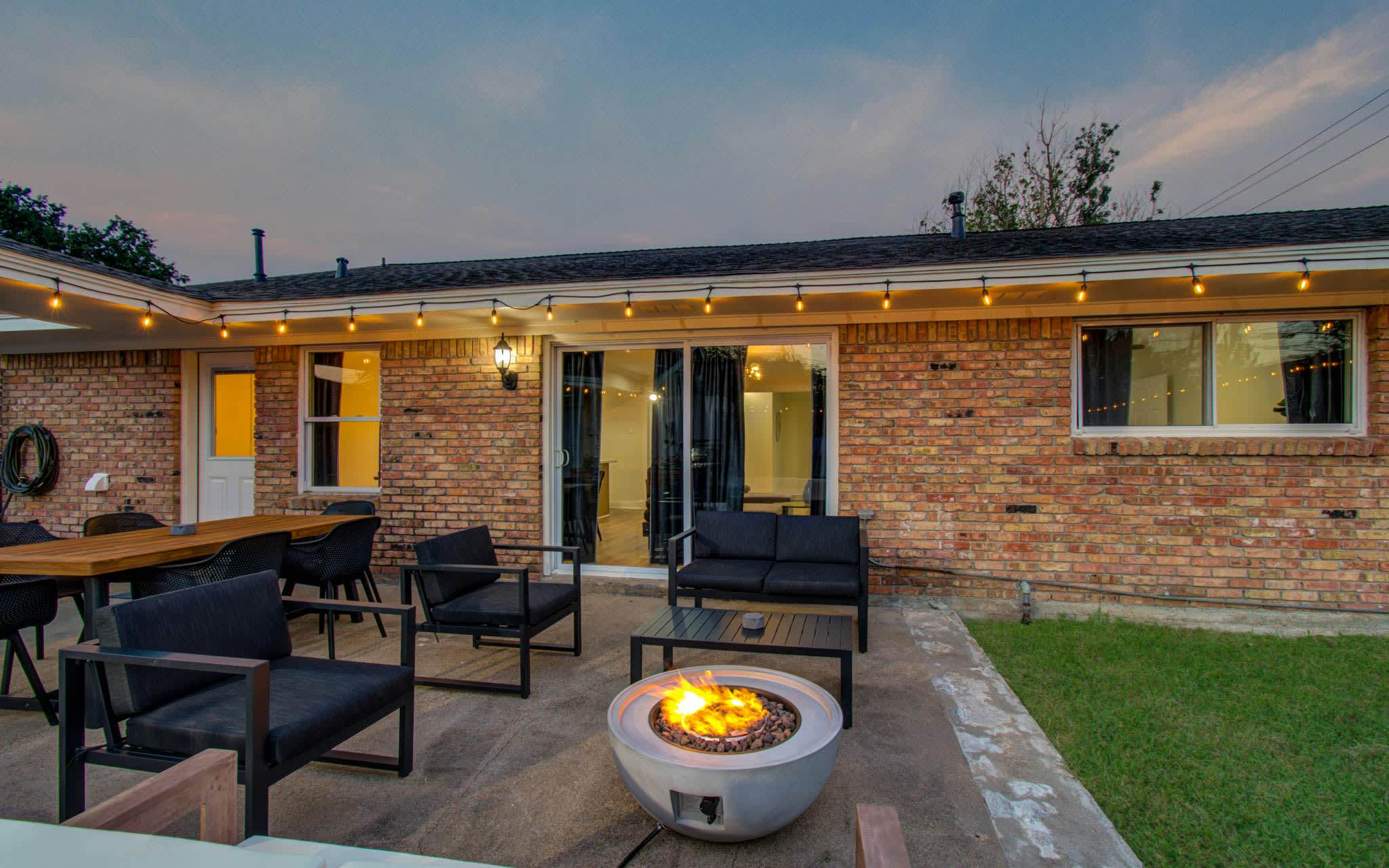 4-BD Central Location w Pool, Patio, Firepit