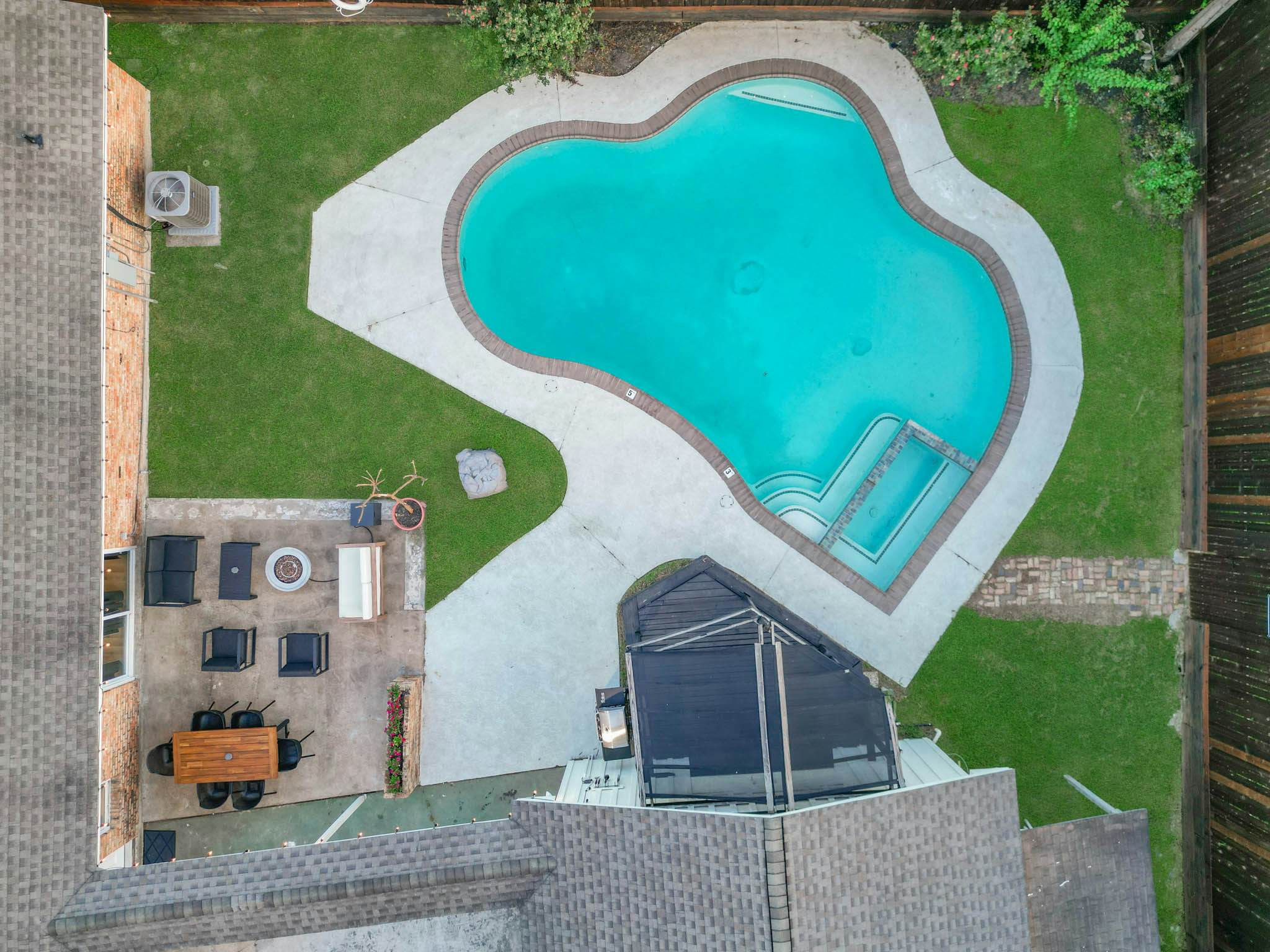 4-BD Central Location w Pool, Patio, Firepit