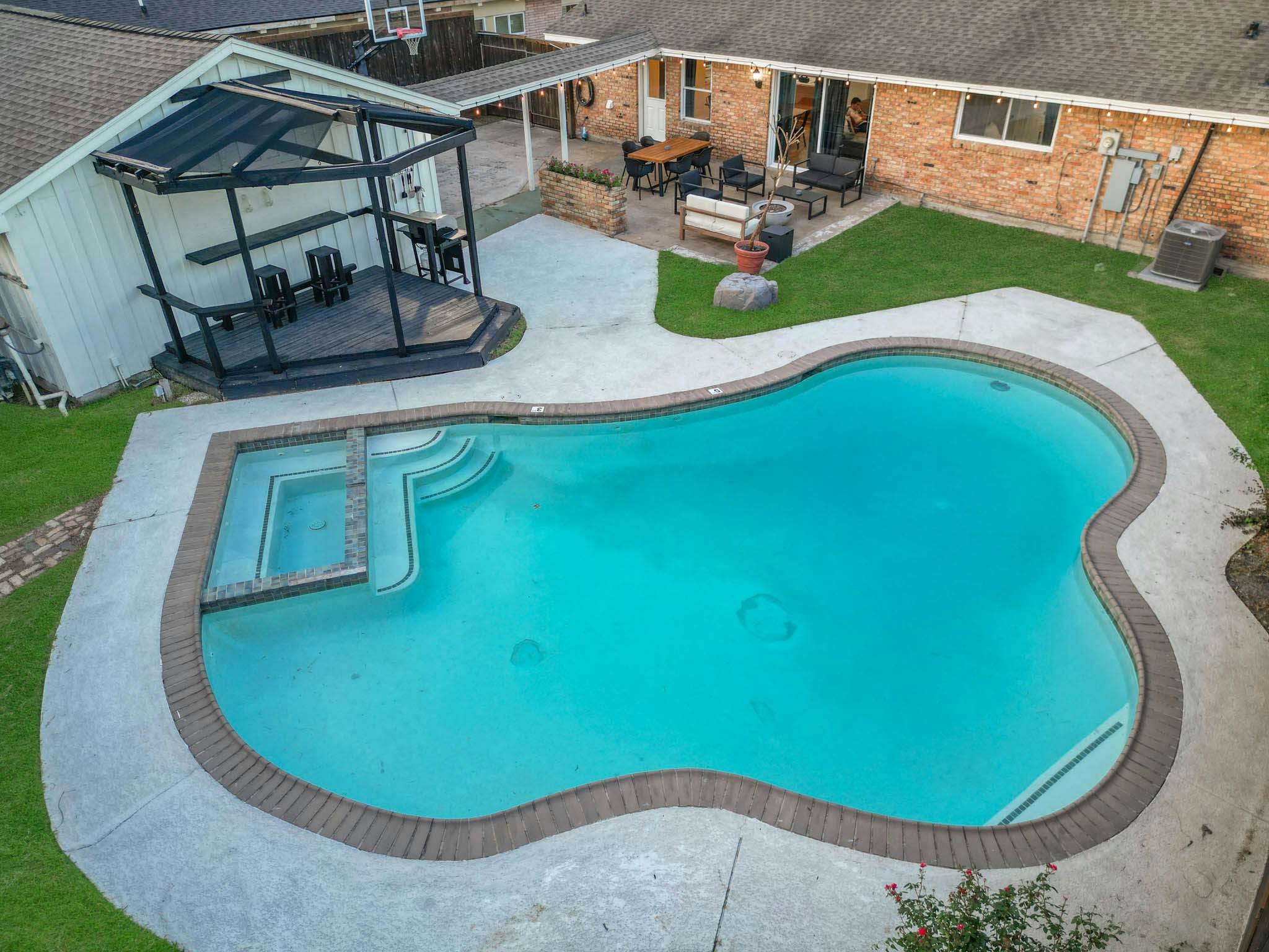 4-BD Central Location w Pool, Patio, Firepit