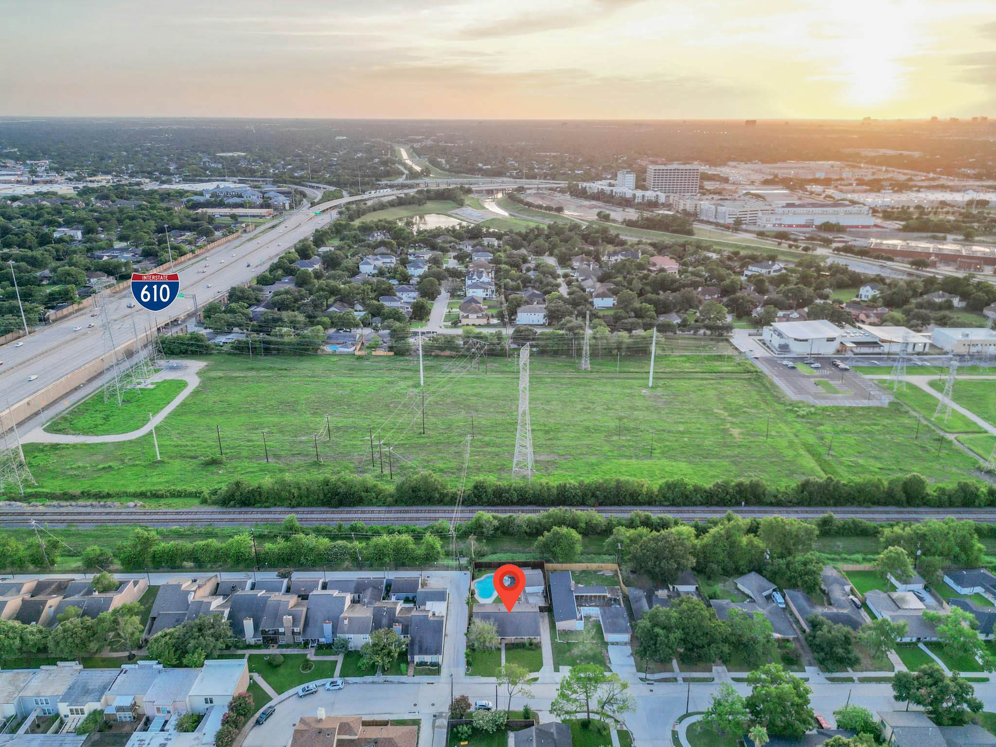 4-BD Central Location w Pool, Patio, Firepit