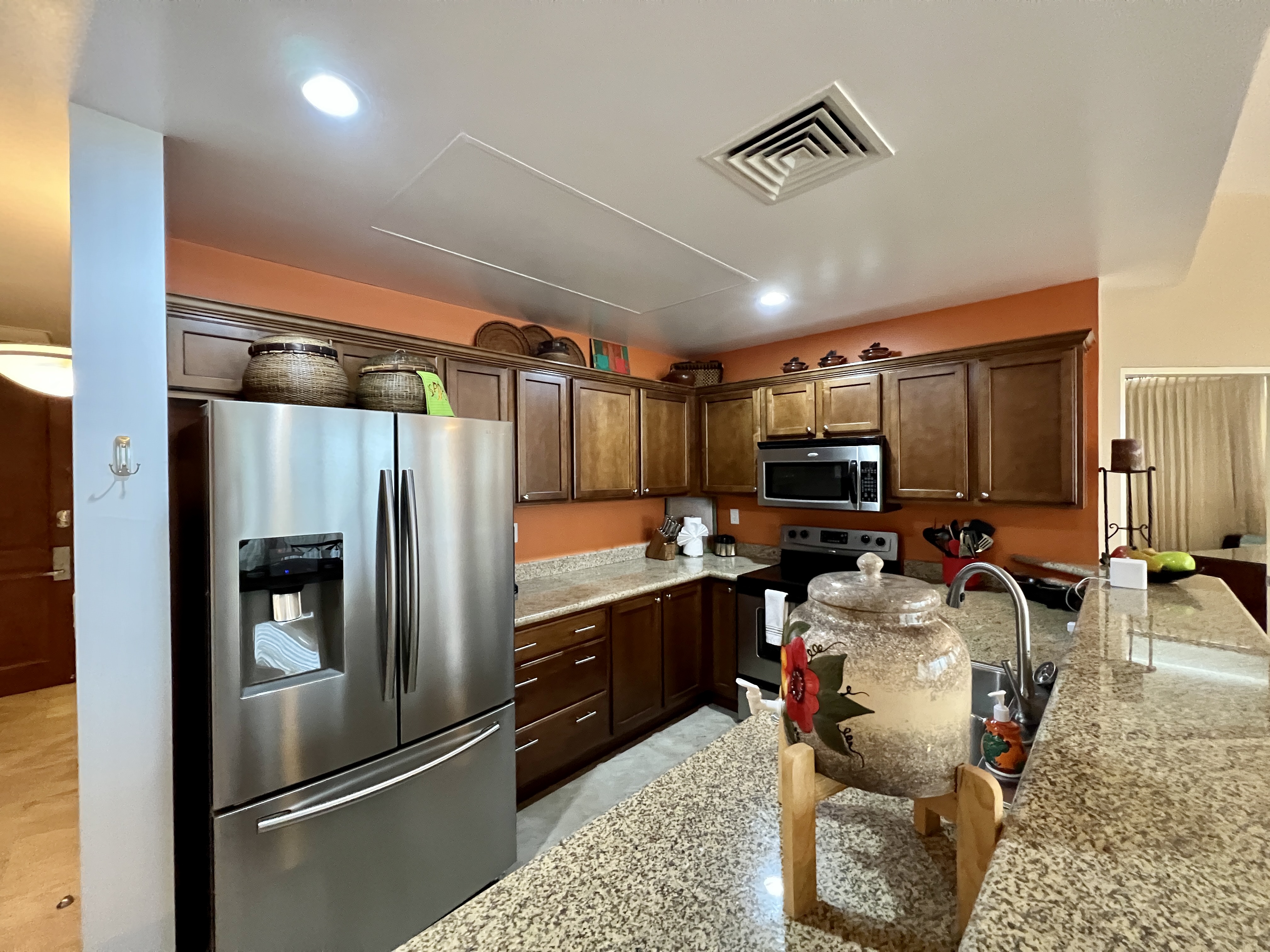 C404 - Beautiful 3 bed condo with ocean view