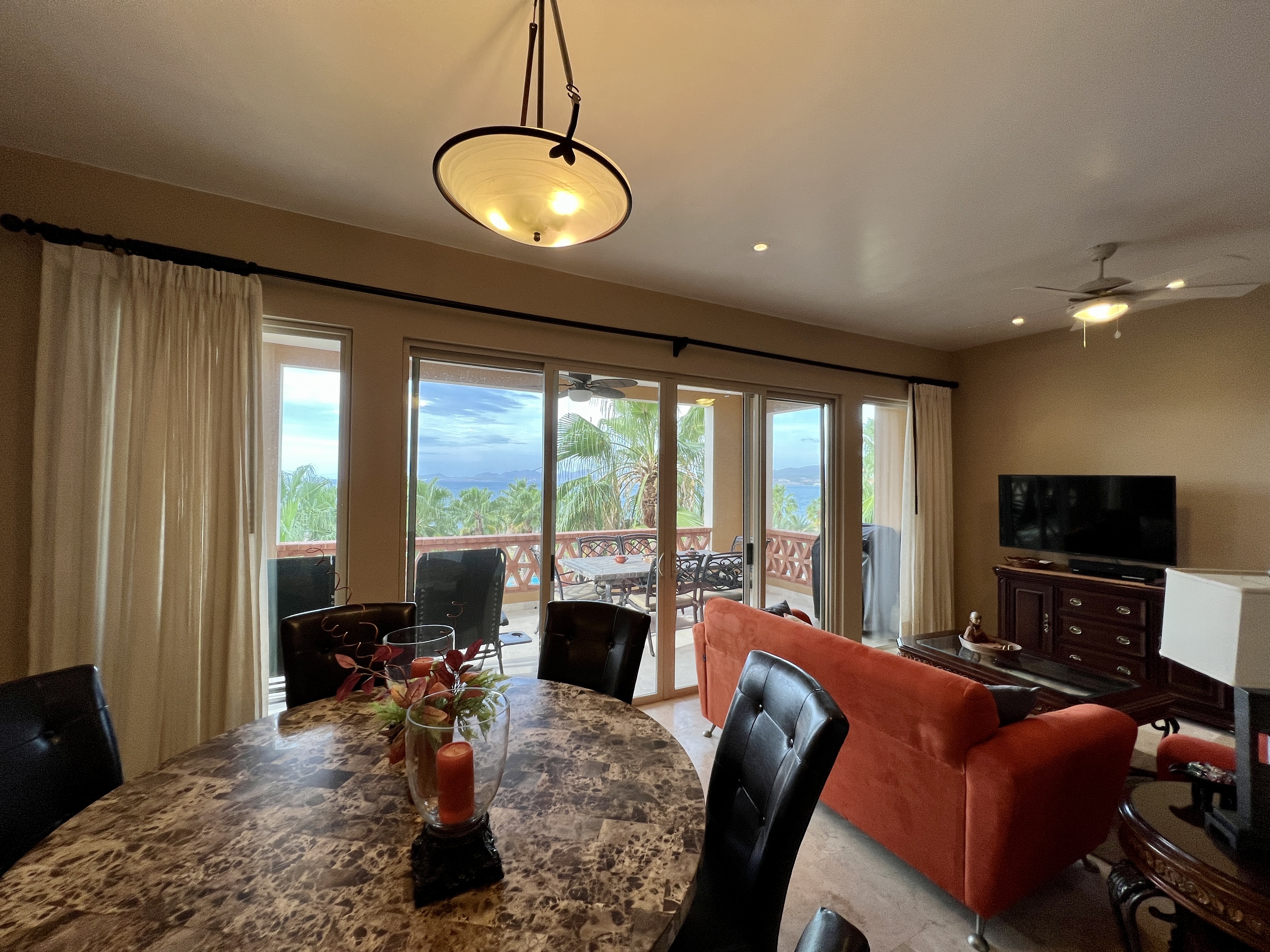 C404 - Beautiful 3 bed condo with ocean view