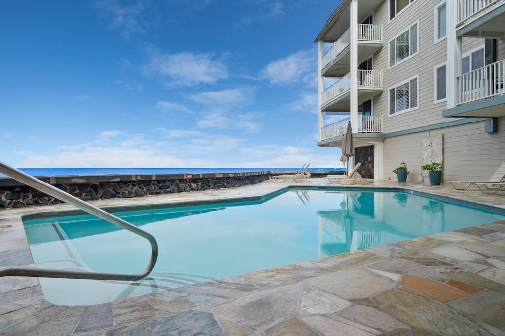 True Kona Retreat Condo🏄‍♀️ Bedroom and Living Room Faces The Sea! 🌊 Hale Kona Kai 305