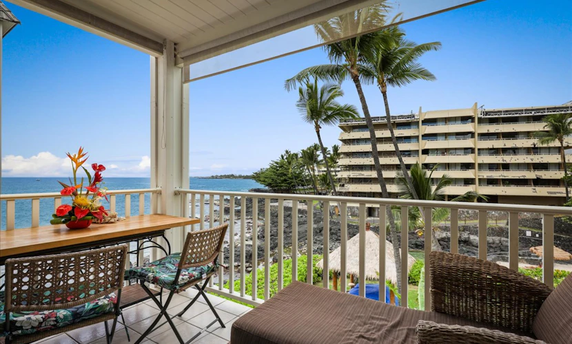 Oceanfront Stunner Condo Over The Lagoon Garden! Hale Kona Kai 311