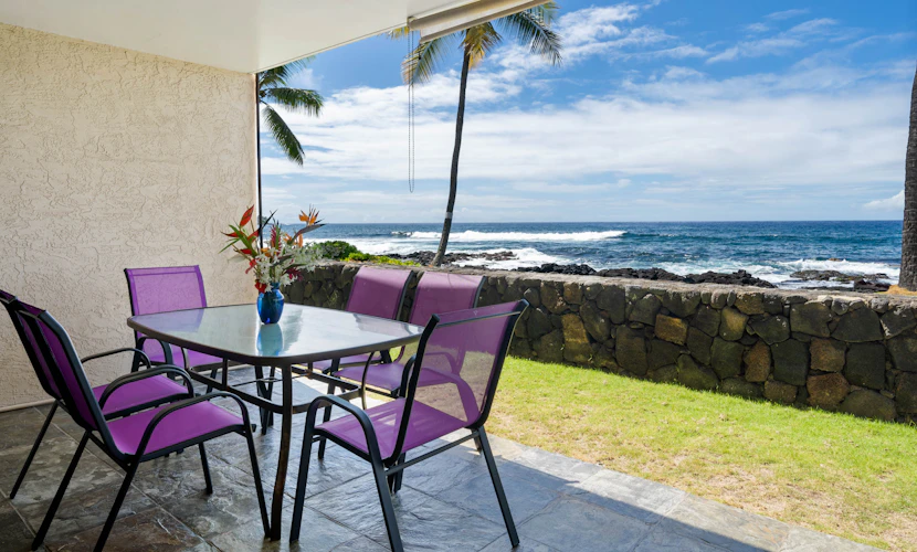 Incredible & Spacious Oceanfront Condo 🏝️ Walking Distance to Beach and Town!🩴 Kona Reef D-8