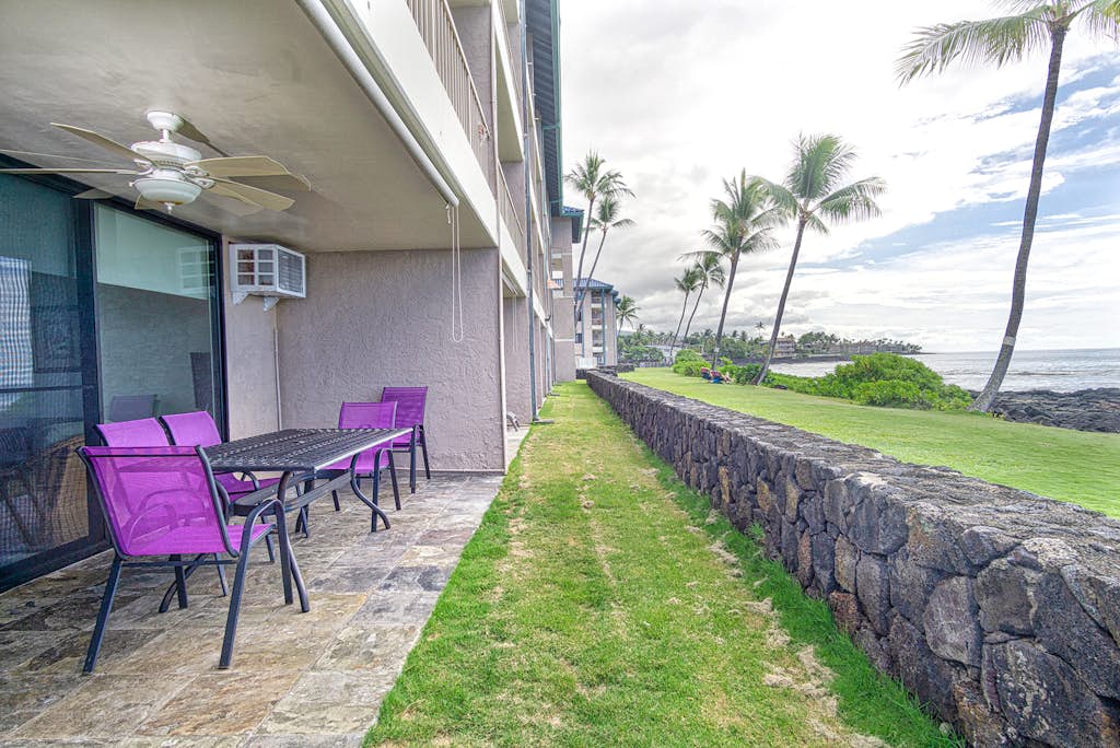Incredible & Spacious Oceanfront Condo 🏝️ Walking Distance to Beach and Town!🩴 Kona Reef D-8