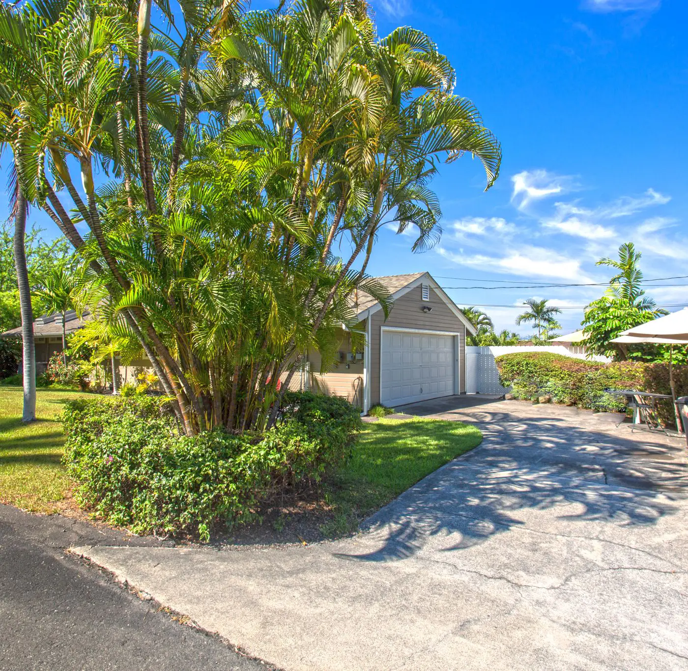 Hale Naniloa - White Sands Beach Home