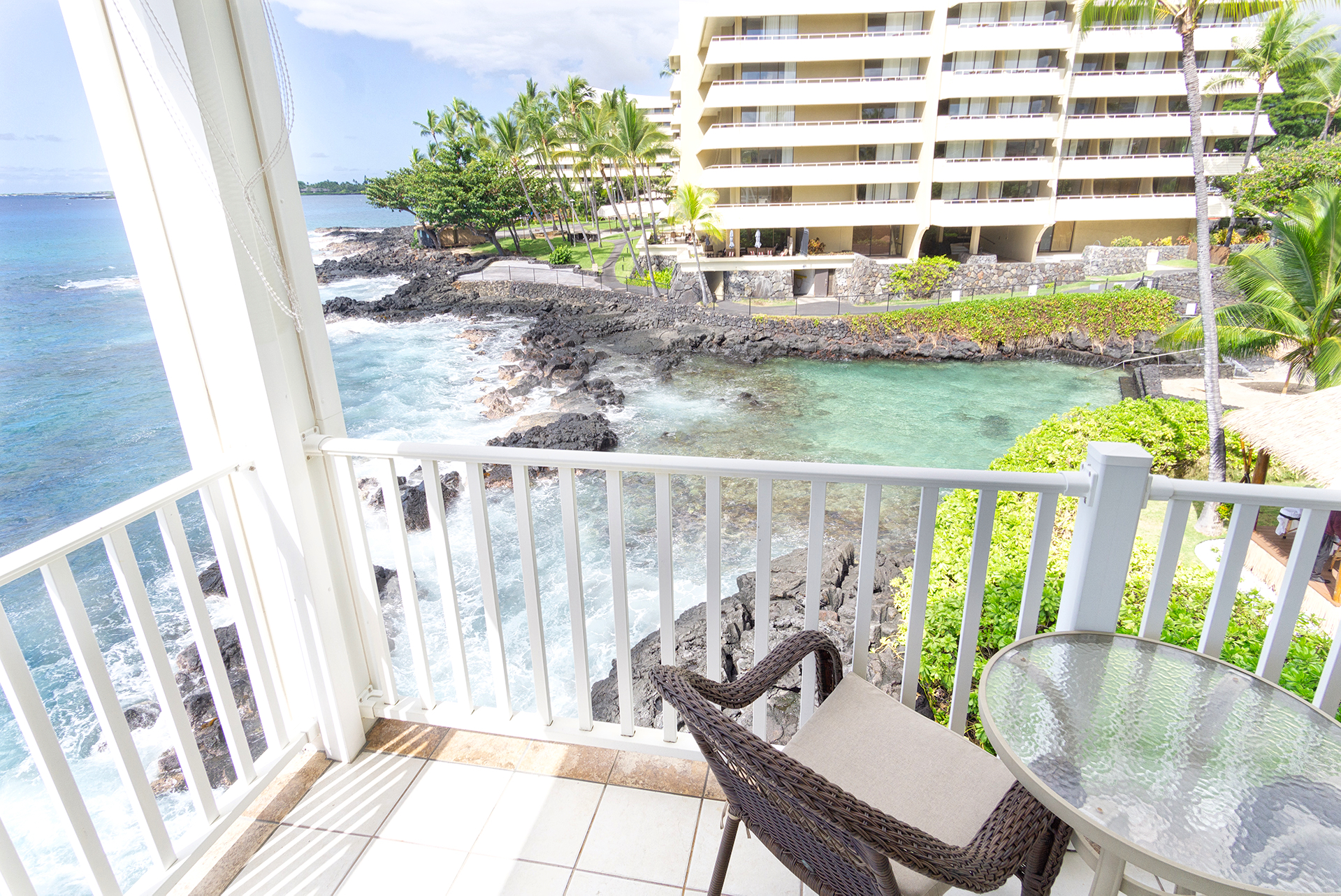 Oceanfront Condo🏄‍♀️Wrap-Around Lanai Almost Hanging Over The Ocean! 🌊 Hale Kona Kai 313