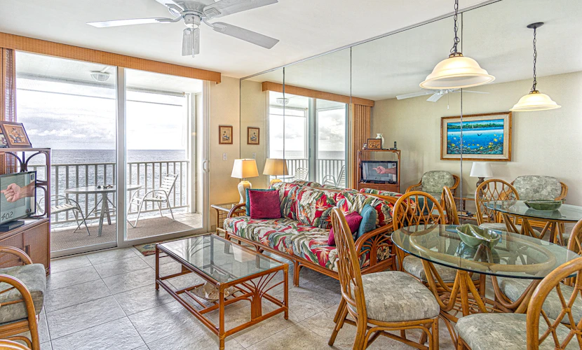 True and Absolute Oceanfront Condo ๐
Breathtaking Views From The Lanai!๐Hale Kona Kai 402
