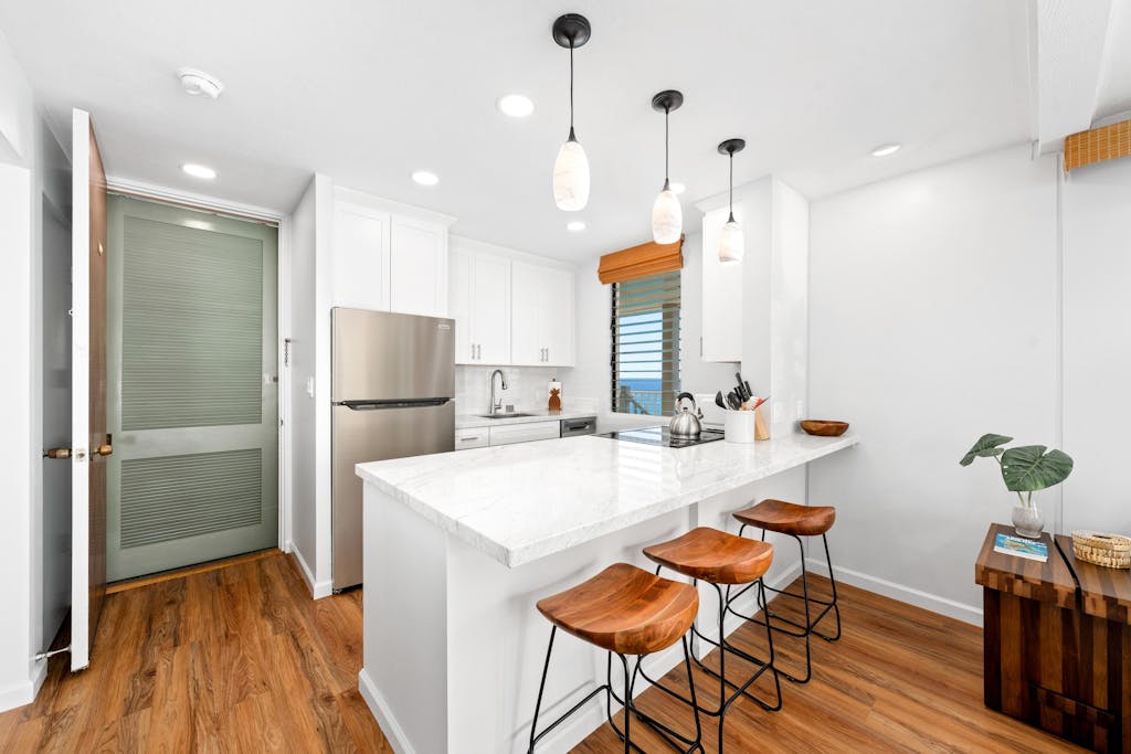 Oceanfront Condo 🌅 Large Wrap-Around Lanai Almost Hanging Over The Ocean! 🐳 Hale Kona Kai 413