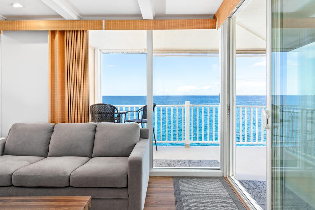 Oceanfront Condo 🌅 Large Wrap-Around Lanai Almost Hanging Over The Ocean! 🐳 Hale Kona Kai 413