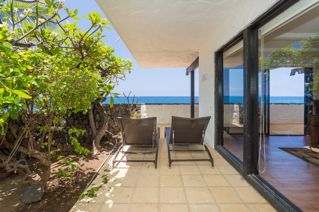 Wonderful 🌺 Oceanfront 🐳 Newly Renovated Condo! - Casa de Emdeko 138 👣