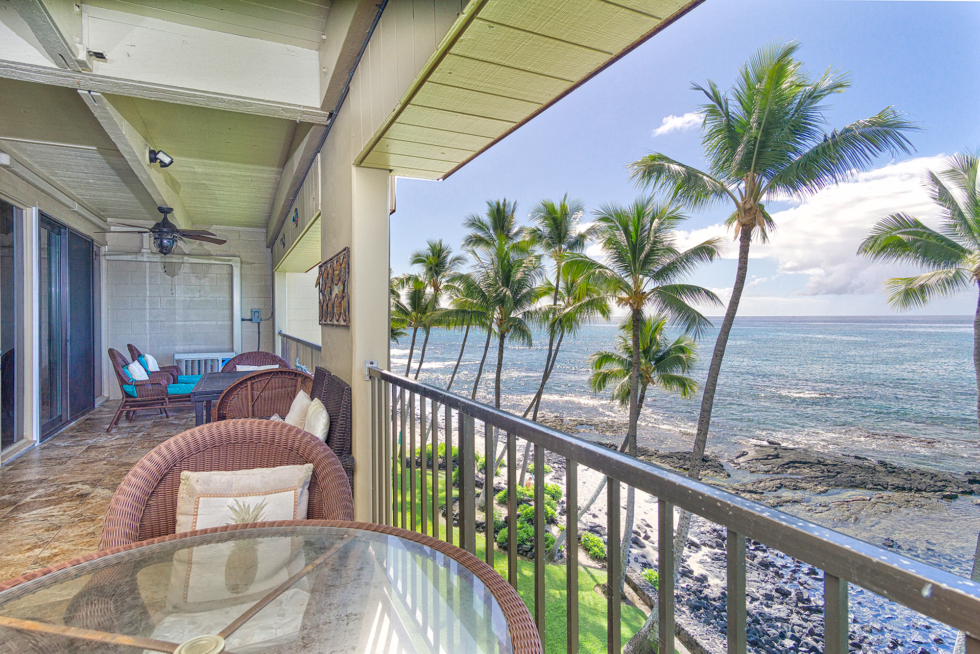 Amazing Oceanfront Penthouse 🌊 with Stunning Views From The Lanai! 🏝️ Kona Bali Kai 419