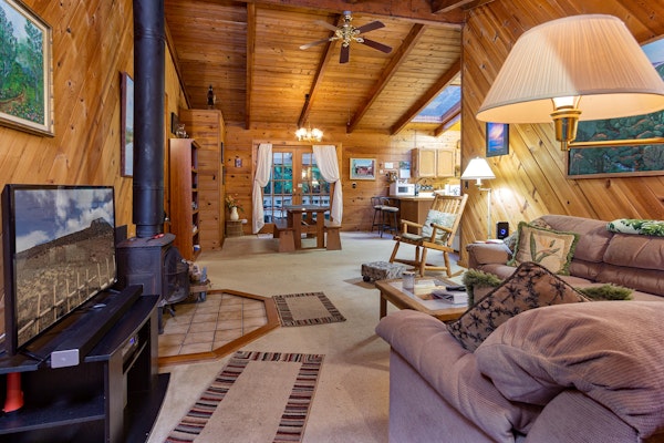 Cozy and Beautiful Home with Lush Private Setting! πΊ - Volcano Village Cymbidium House π