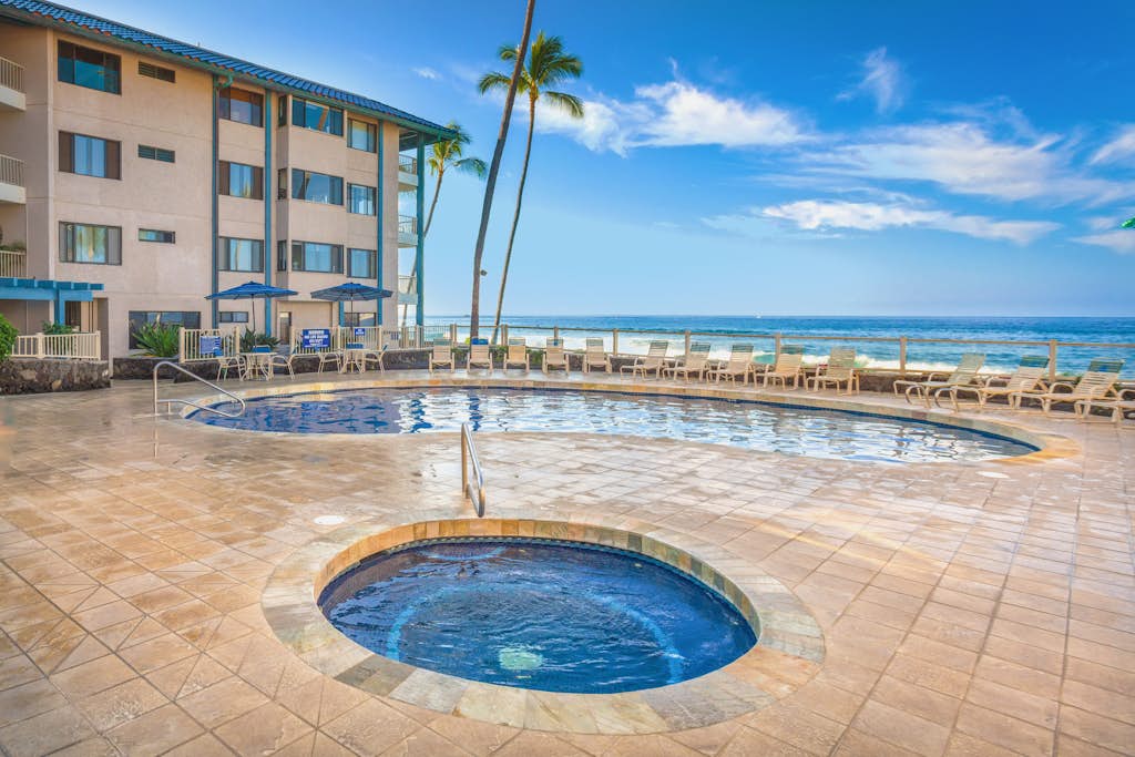 Beach/Ocean View Condo 🐬 Great Value, Walking Distance to Beach🏝️ and Town👣 Kona Reef B21