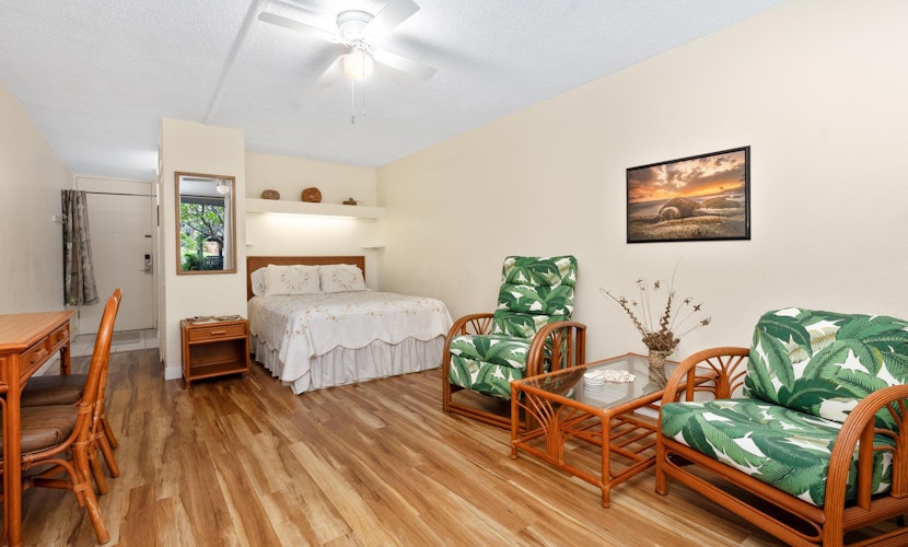 Studio Condo in town and across from the Ocean with a Pool