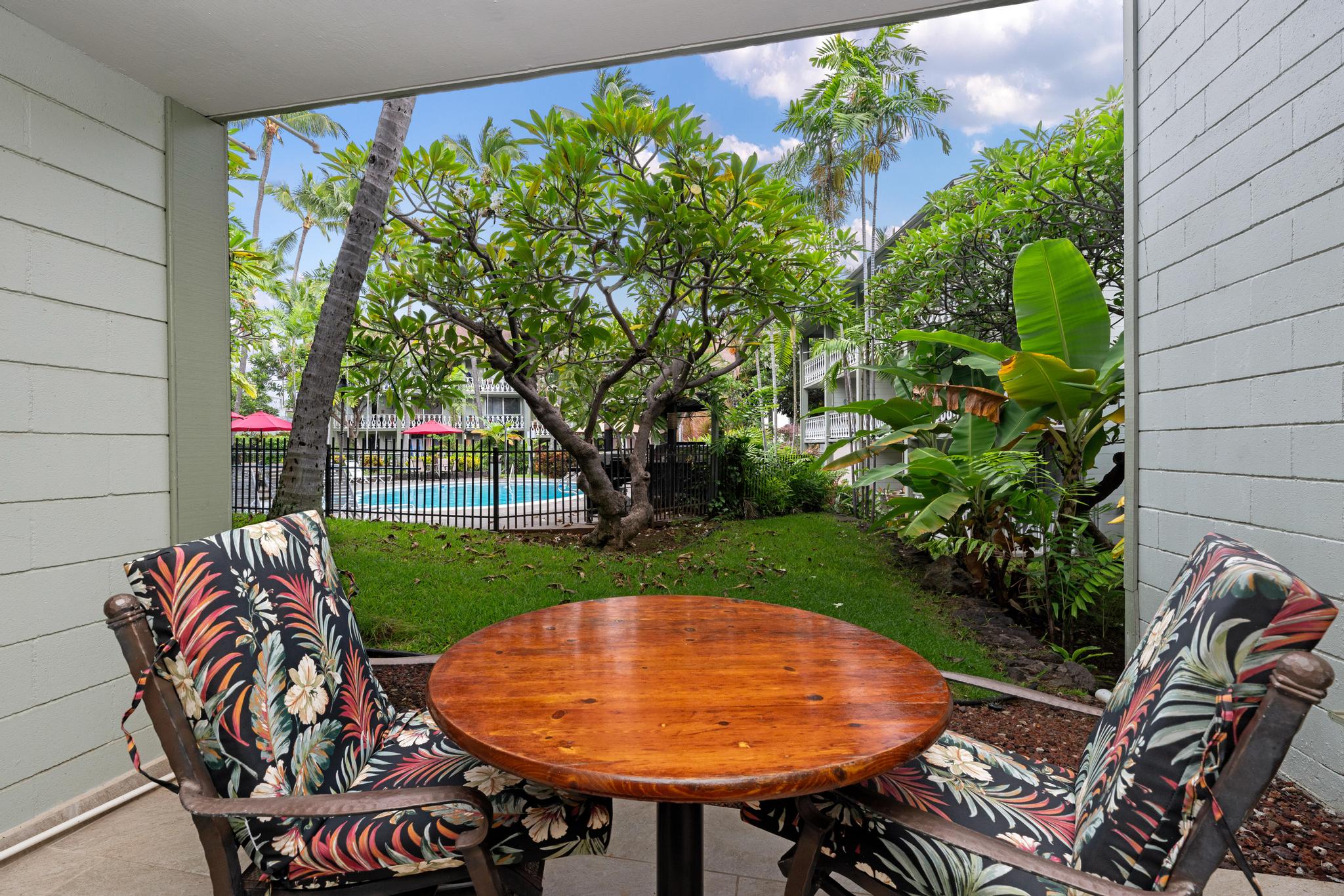 Studio Condo in town and across from the Ocean with a Pool