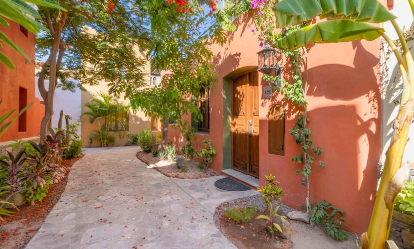 Beautiful home in Founder s few Steps from the Coffee shop