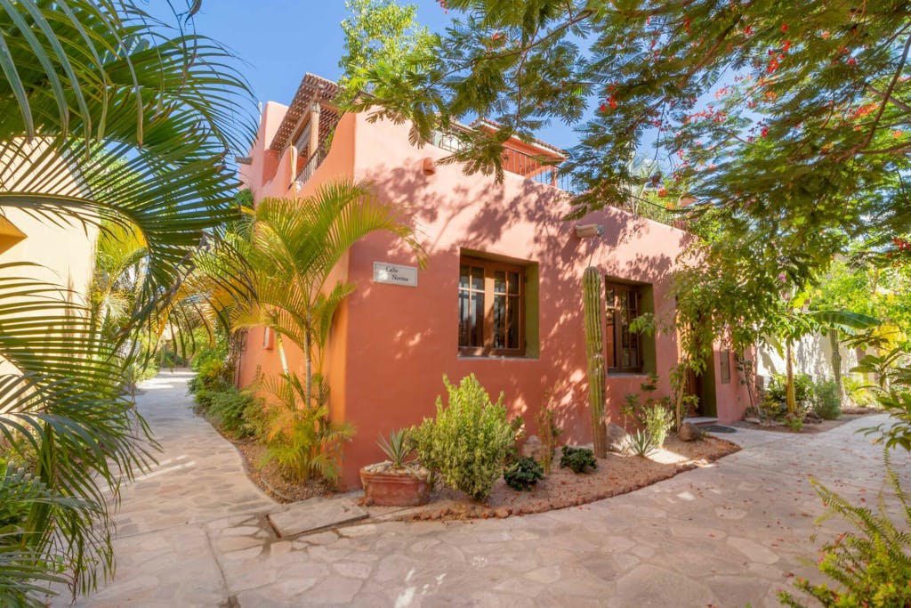 Beautiful  home in Founder s few Steps from the Coffee shop