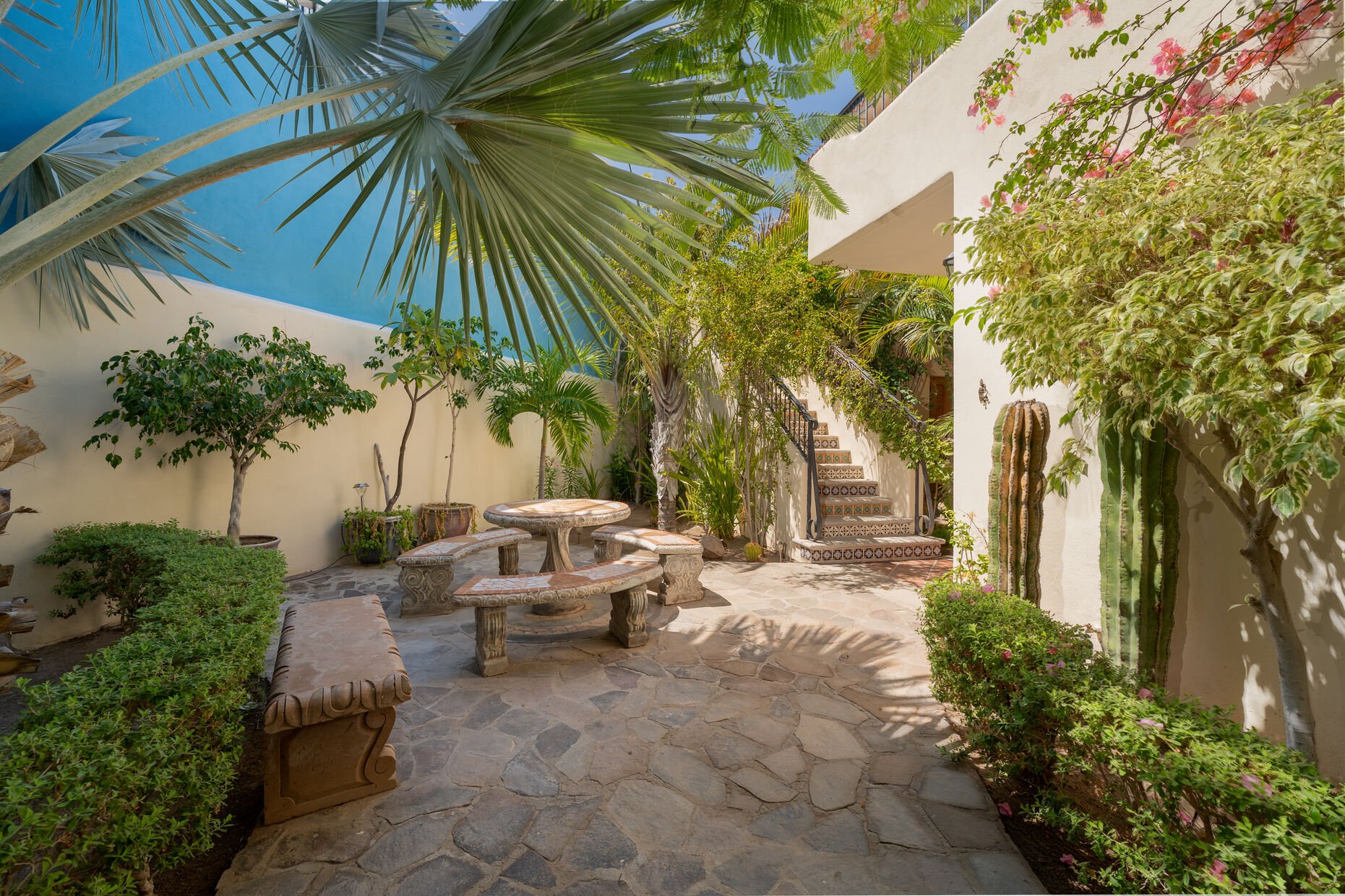 Sweet familiar Home a few Steps to beach.