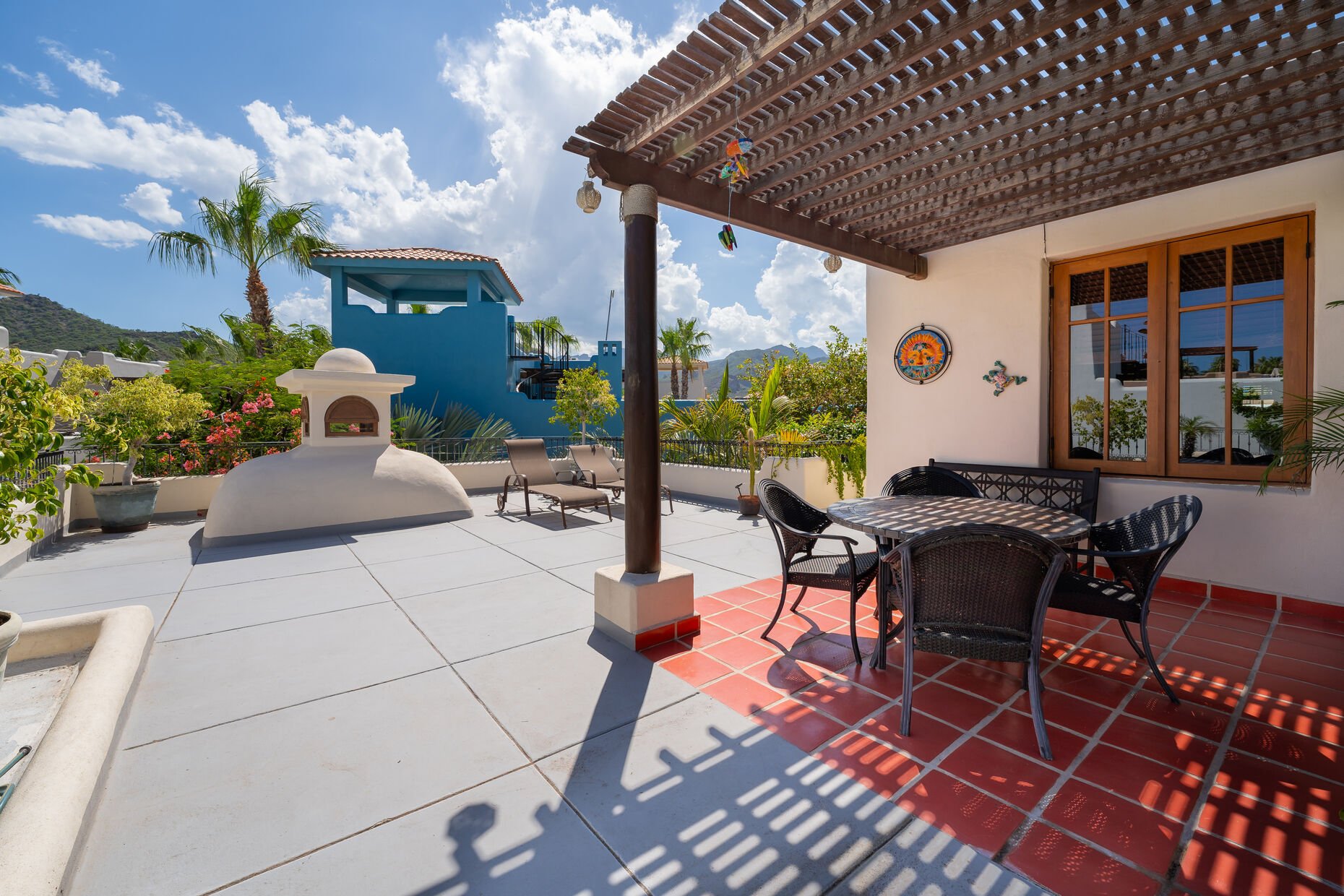 Sweet familiar Home a few Steps to beach.