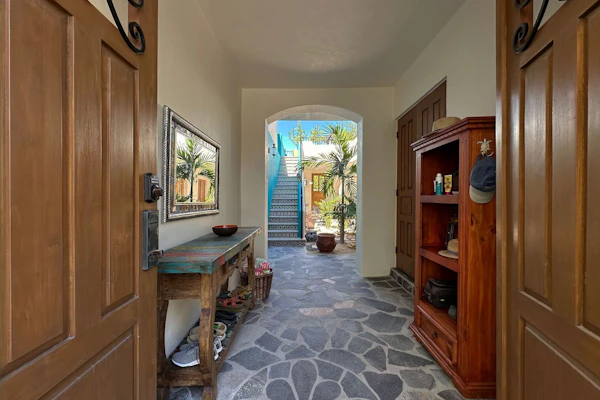 Newly renovated Home- 5 steps from LAP pool.