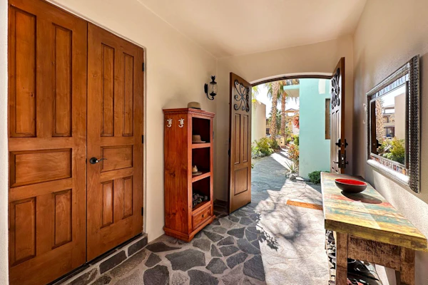 Newly renovated Home- 5 steps from LAP pool.