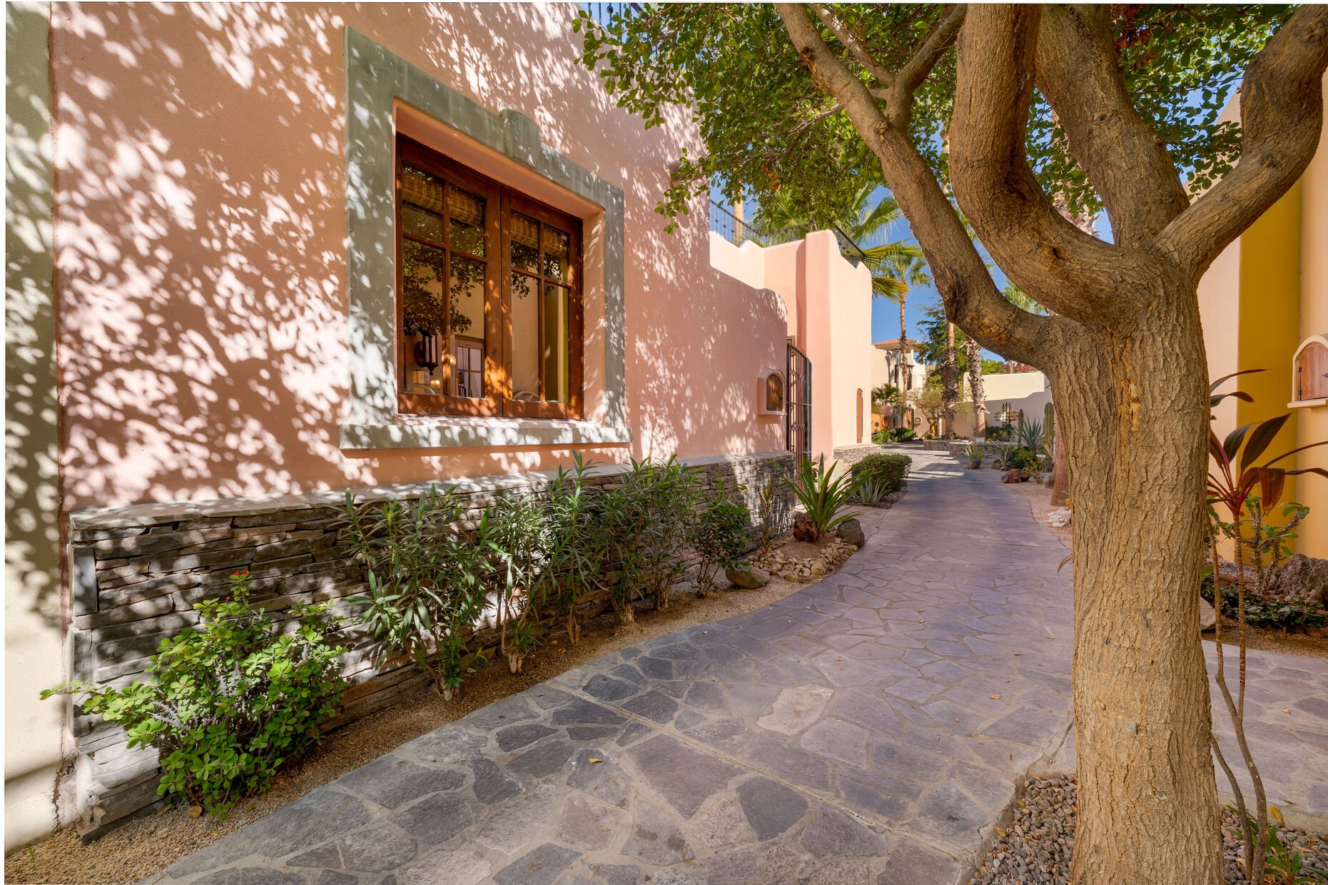 Casa de Aloha! Beautifully Decorated!  Steps from pristine Beach, Spa's and Restaurants!