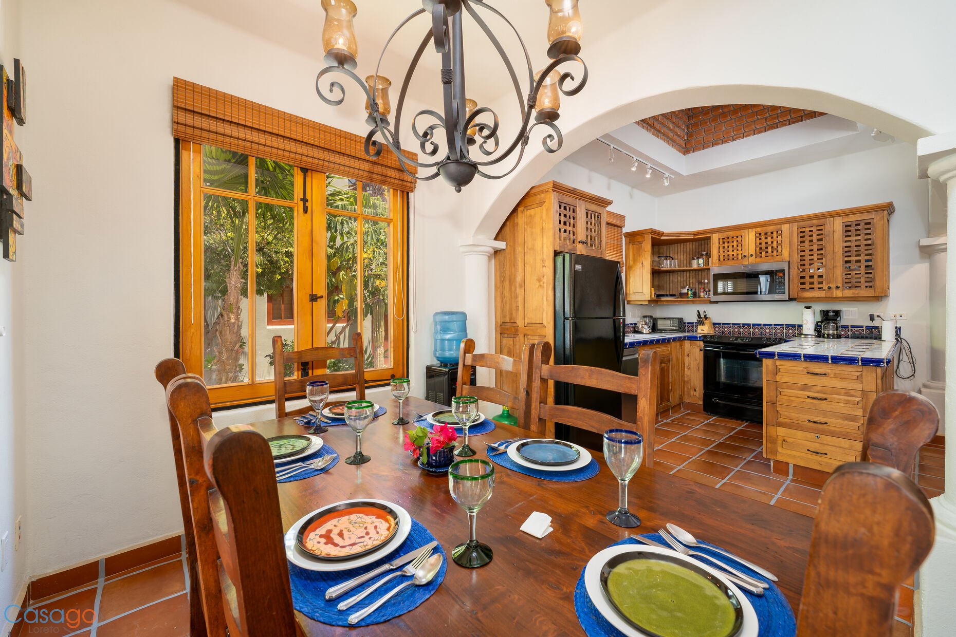 Oceanview Escape with Rooftop Terrace & Mountain Views Welcome to your perfect coastal retreat!