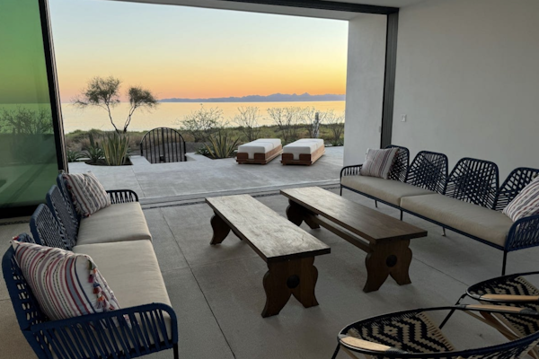 Beachfront home & mountain views, and the biggest private pool