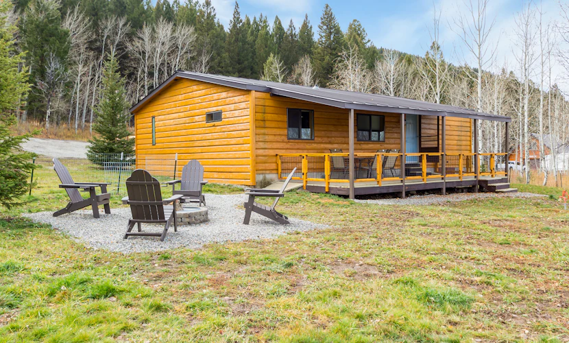 Pet Friendly Home! 3Br/2Ba, BBQ, Firepit, Lakeview, 30m to YNP, Red Rock Inn