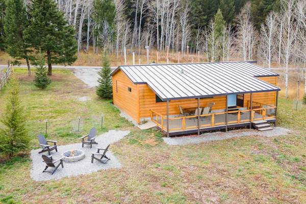 Pet Friendly Home! 3Br/2Ba, BBQ, Firepit, Lakeview, 30m to YNP, Red Rock Inn